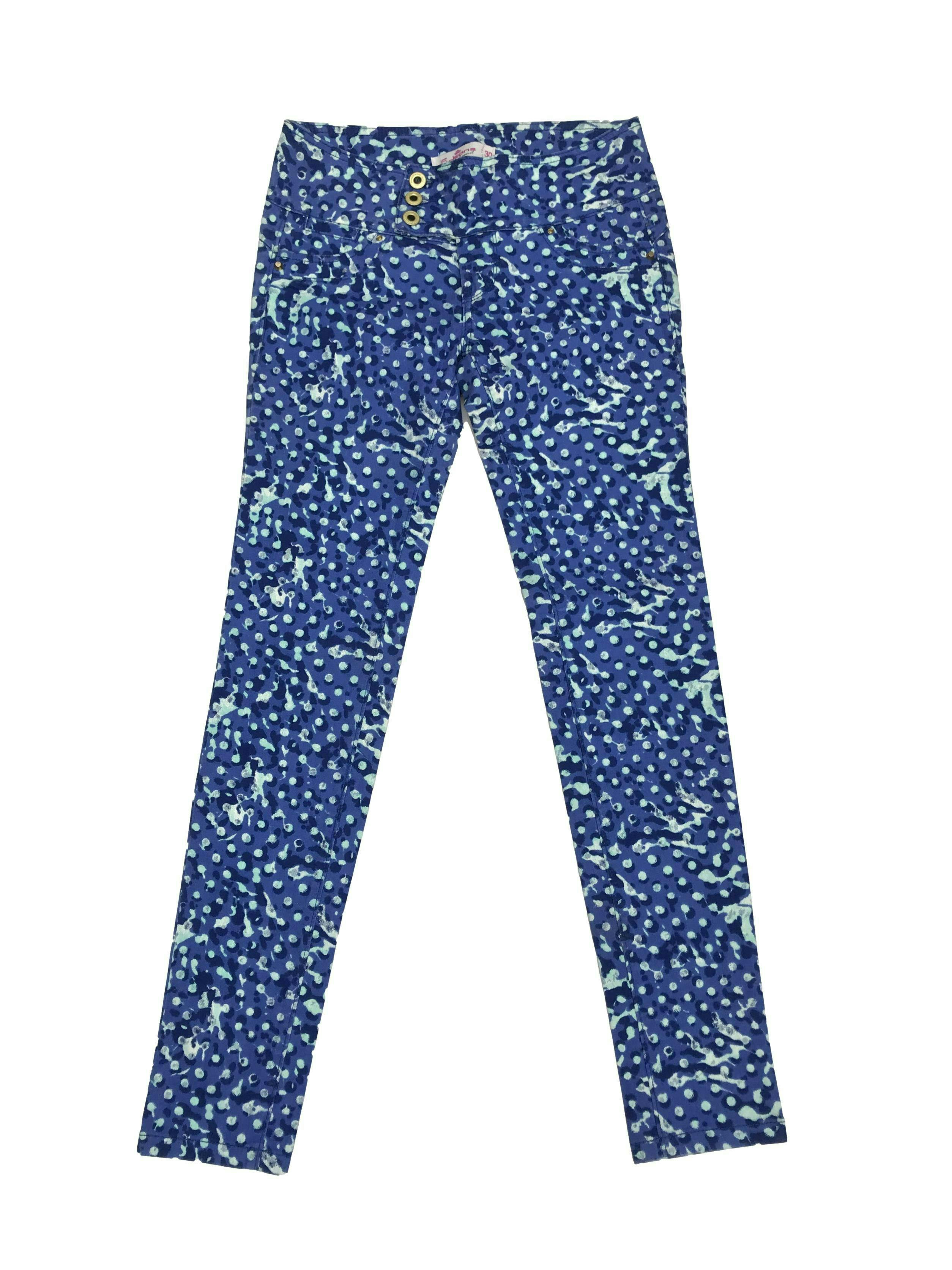 Pantalón jean con estampado en tonos azules y celestes, 98% algodón, tres botones dorados, bolsillos falsos delanteros y posteriores, tiro medio, corte pitillo. Cintura 66cm Largo 94cm