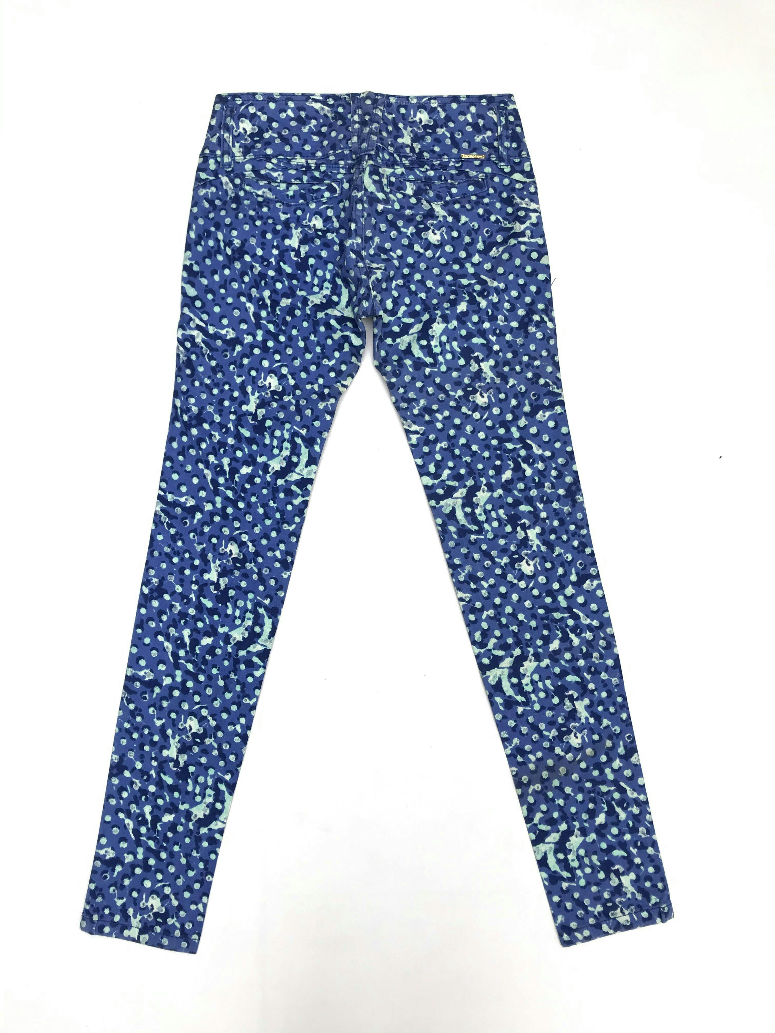 Pantalón jean con estampado en tonos azules y celestes, 98% algodón, tres botones dorados, bolsillos falsos delanteros y posteriores, tiro medio, corte pitillo. Cintura 66cm Largo 94cm