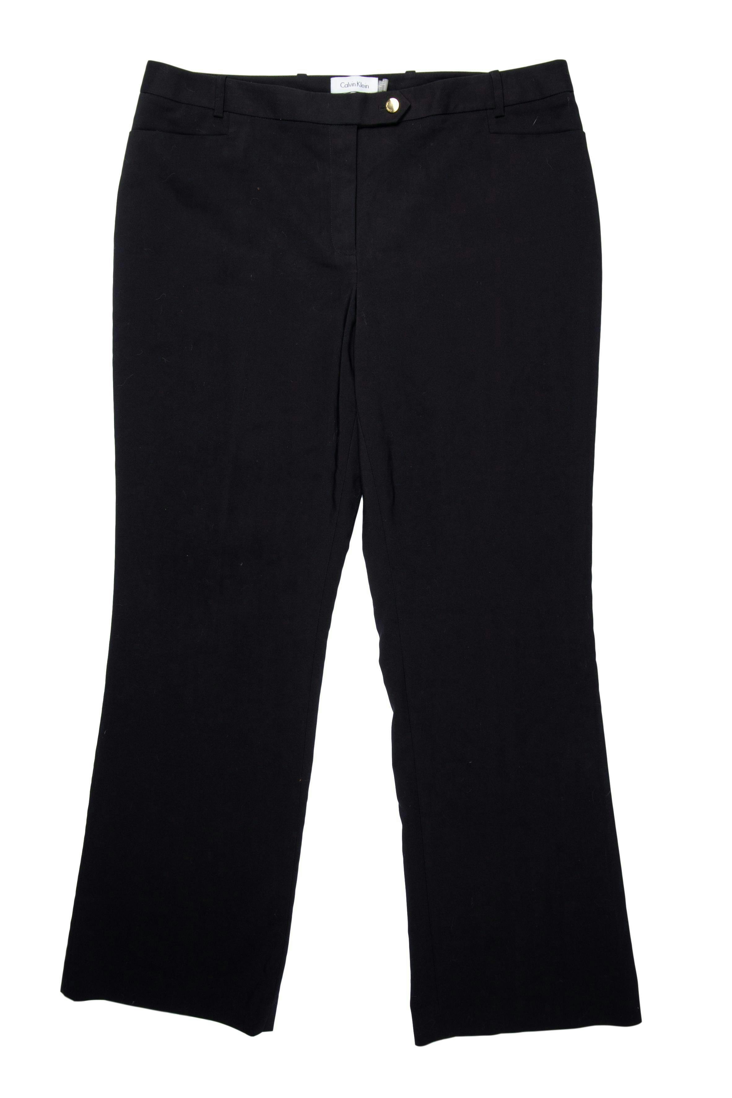 Pantalón Calvin Klein negro, 60% algodón, corte recto, bolsillos laterales y botón dorado. Pretina 96 cm. Nuevo. Precio original S/ 320