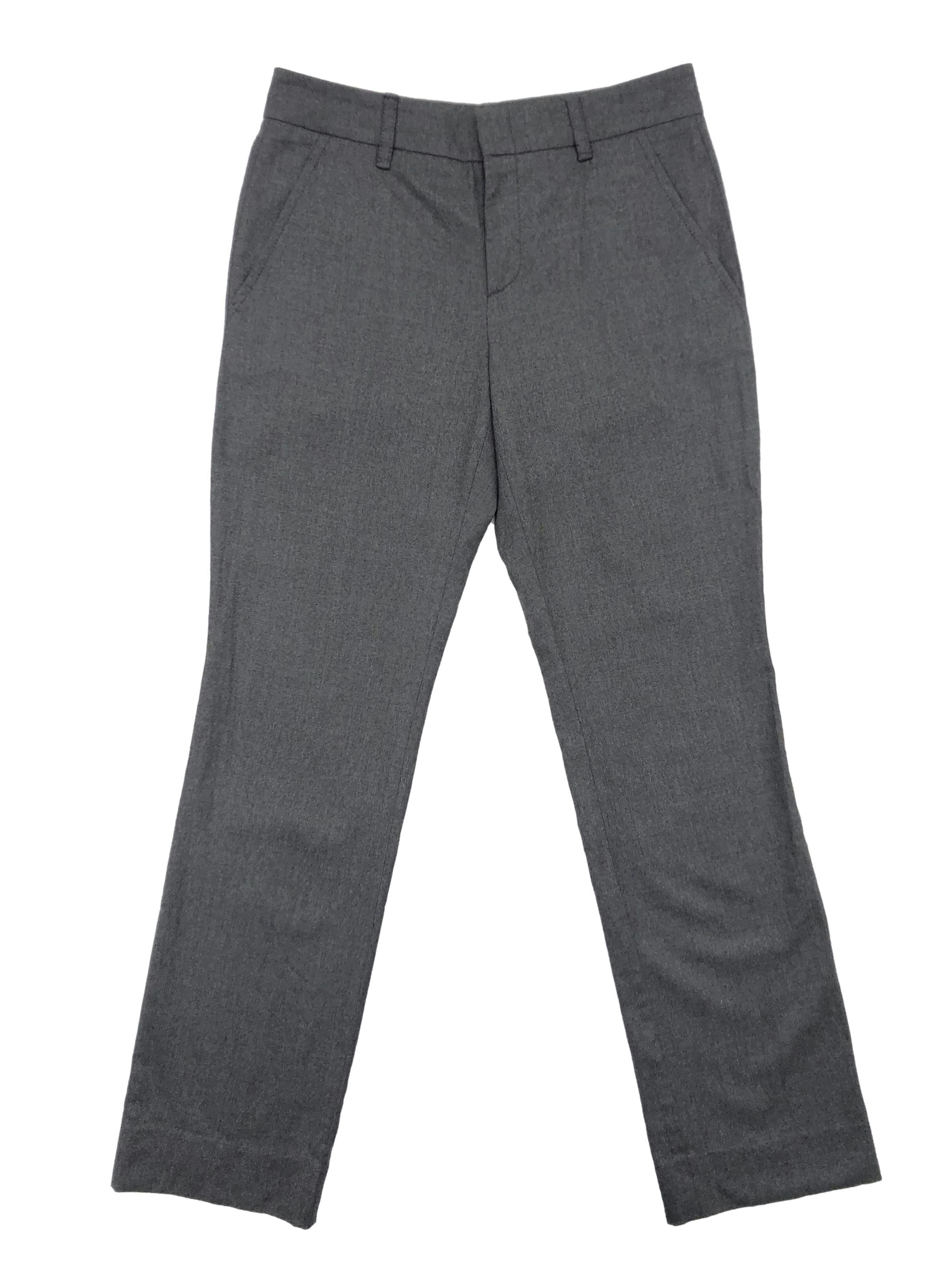 Pantalón formal Gucci 97% lana gris, corte recto, con botón, broche, cierre y bolsillos delanteros. Cintura 74cm Tiro 24cm Largo 96cm