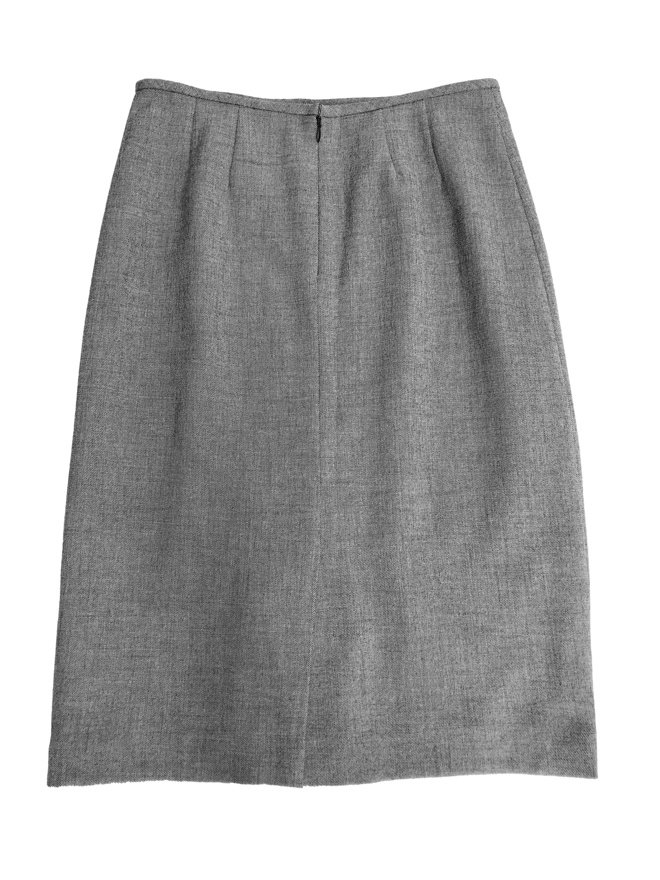 Falda Kasper gris de tela tipo sastre stretch, forrada, con cierre posterior y abertura en la basta. Cintura 76cm Largo 66cm. Excelentes acabados