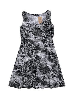 Vestido 15.50 estampado animal print en tonos blanco negro y gris, tela tipo rayón stretch, pliegues en el cuello, falda en A con forro