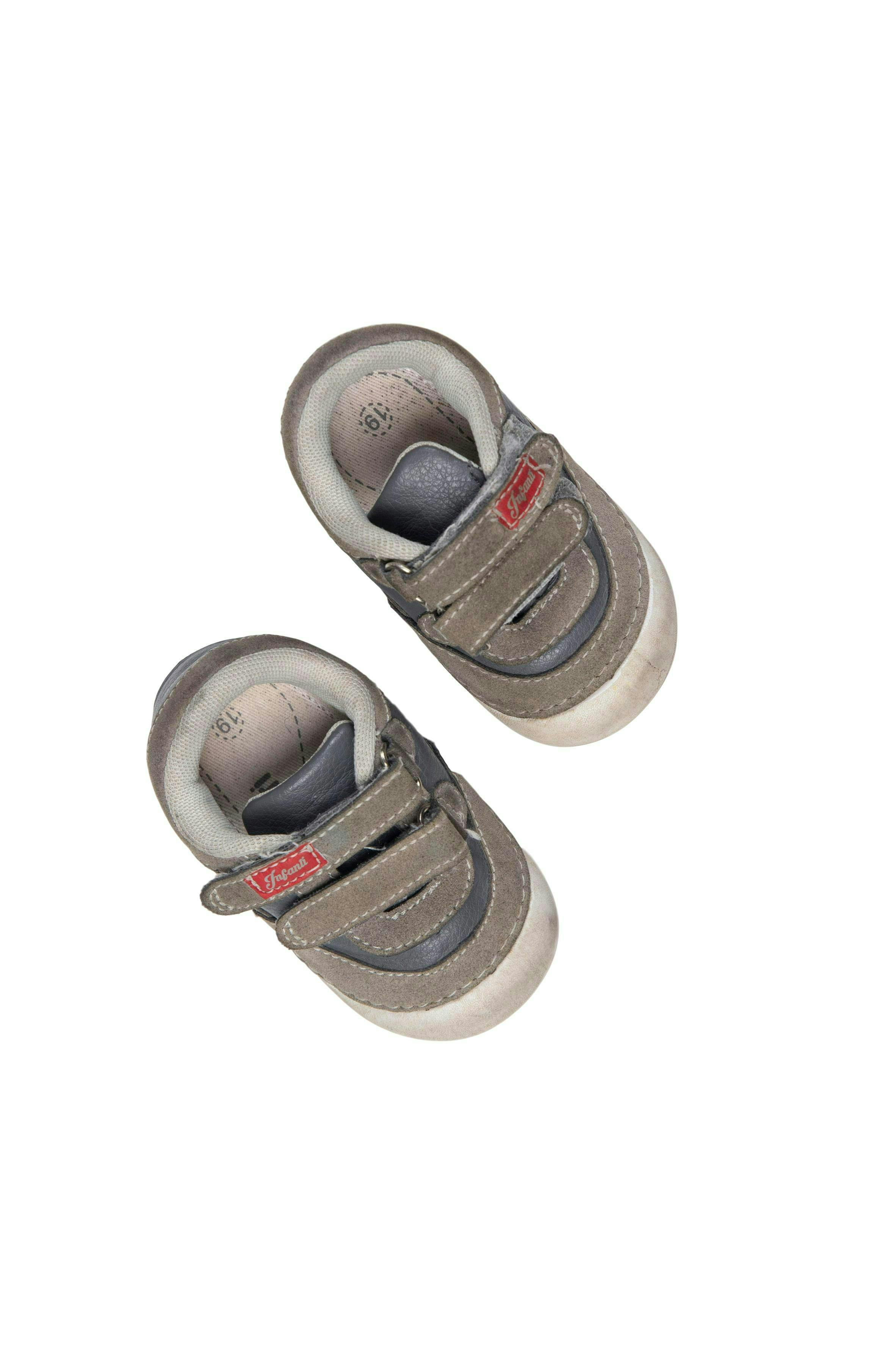 Zapatillas grises con velcro, simil cuero USA 3.5 - Infanti