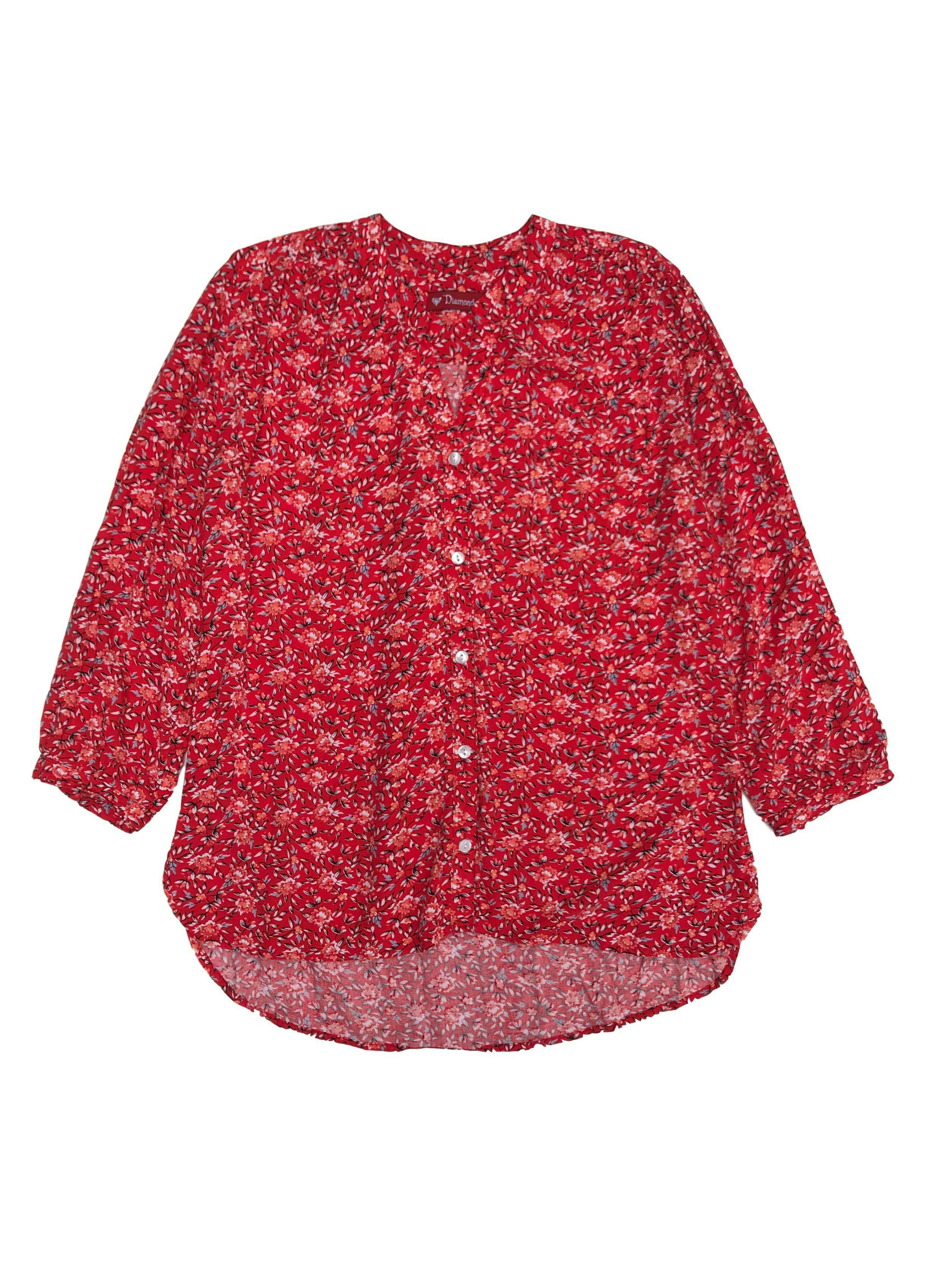Blusa roja con estampado de flores, escote en V con fila de botones, bolsillo en el pecho y mangas 3/4