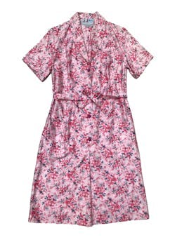 Vestido vintage 100% algodón rosa con print de flores fucsia y azul, fila de botones adelante y lleva cinto para amarrar, super fresco. Largo 95cm