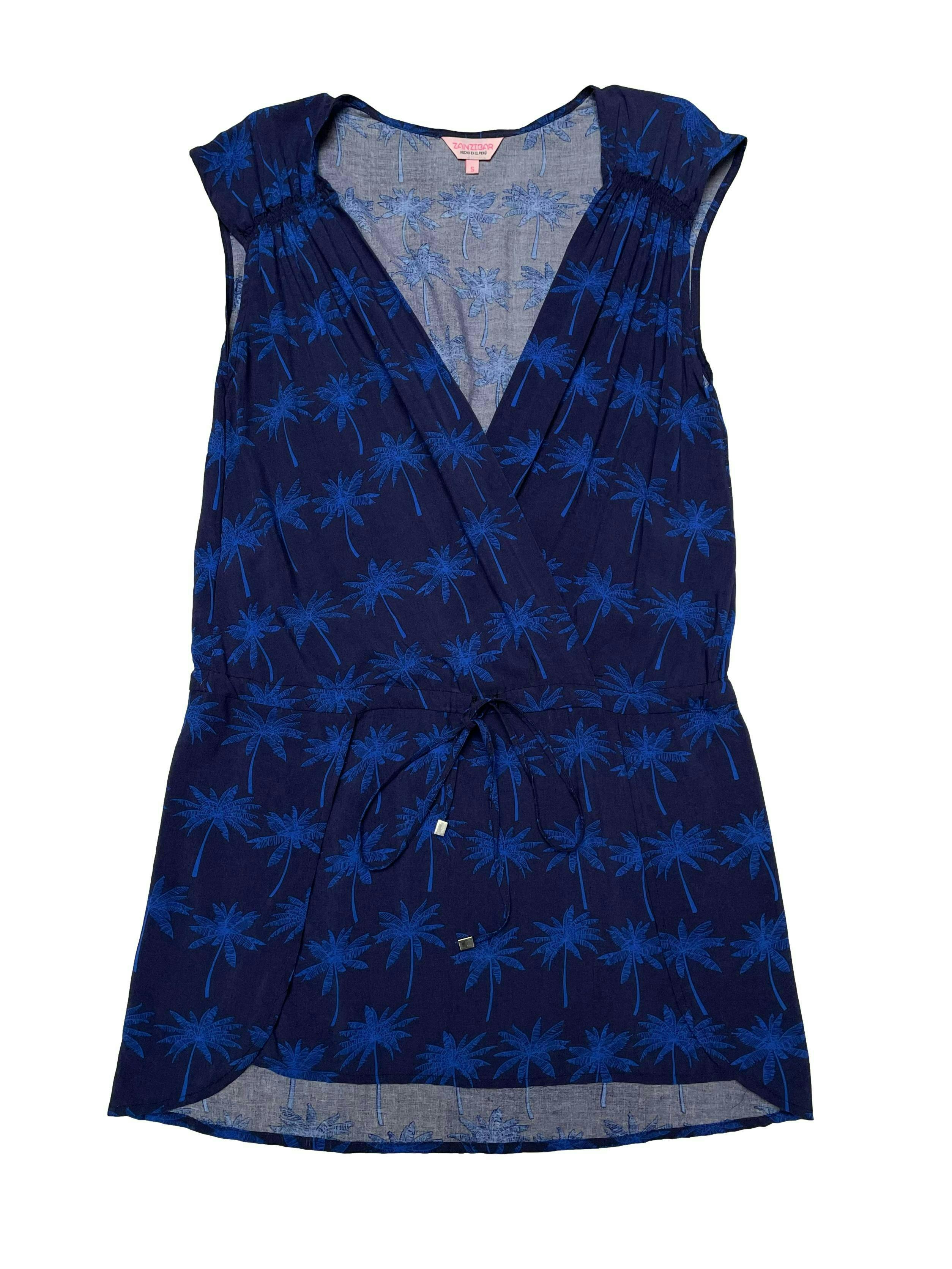 Vestido playero tipo chalis azul con print de palmeras, delantero cruzado, pasador para regular en cintura baja y aberturas laterales. Busto 94cm Largo 85cm. Nueva