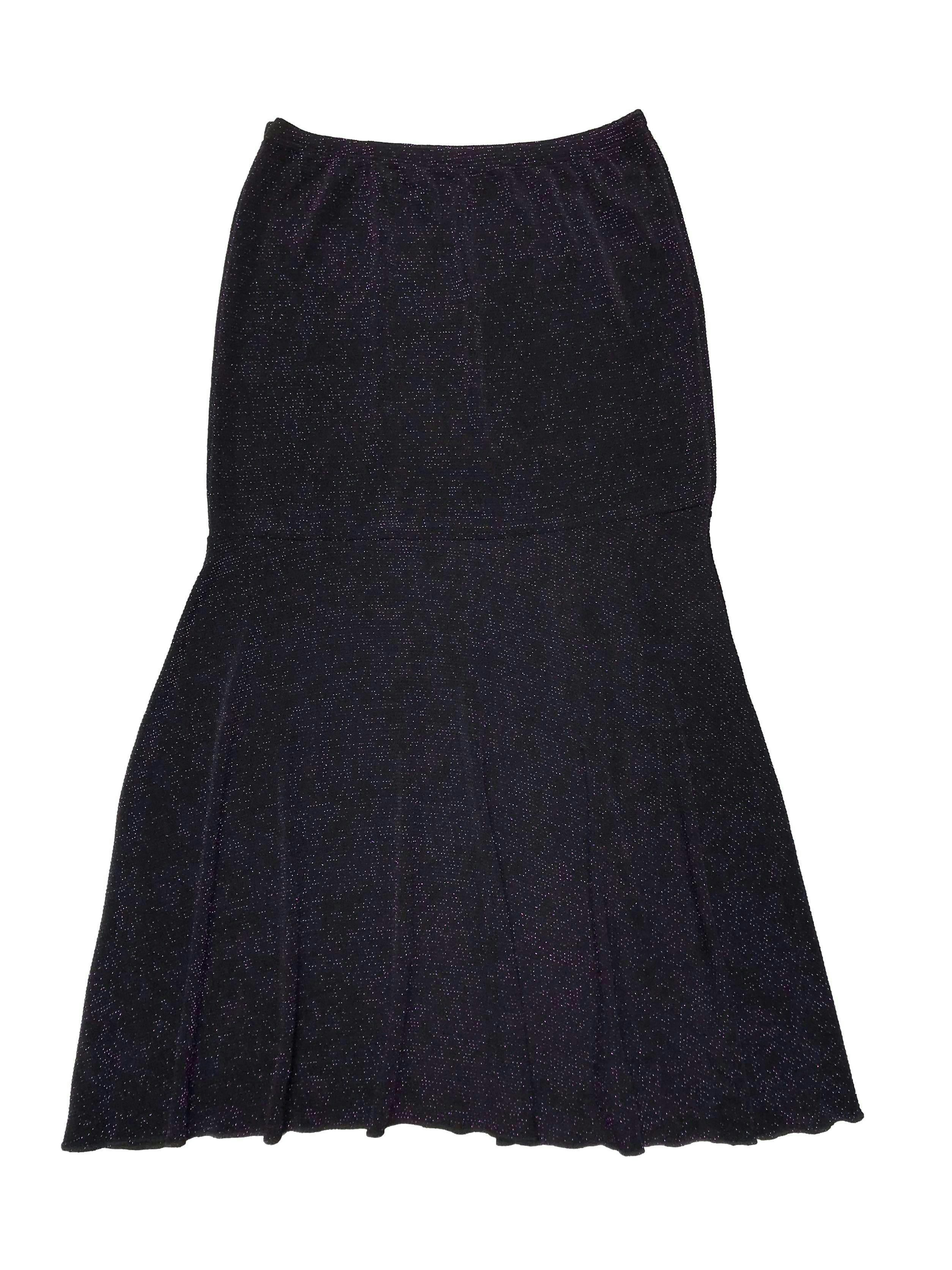 Falda midi negra con textura escarchada morda, pegada con volante en la basta, es stretch. Largo 80cm
