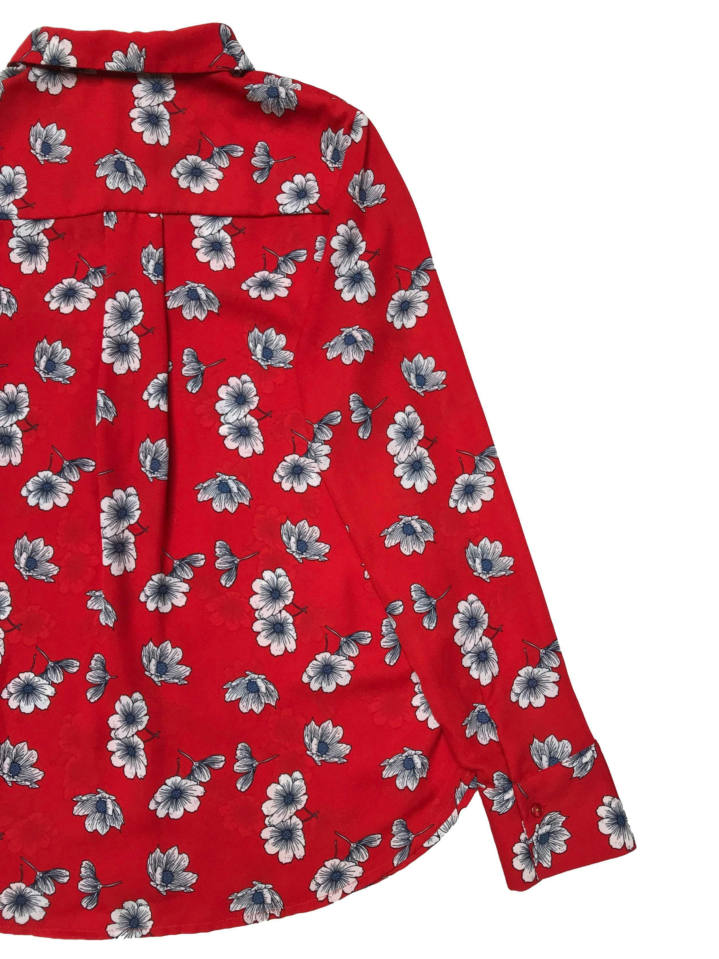 Blusa Kiabi tipo gasa gruesa roja con print de flores, modelo camisero con bolsillo en el pecho, regular fit. Busto 100cm Largo 64cm.