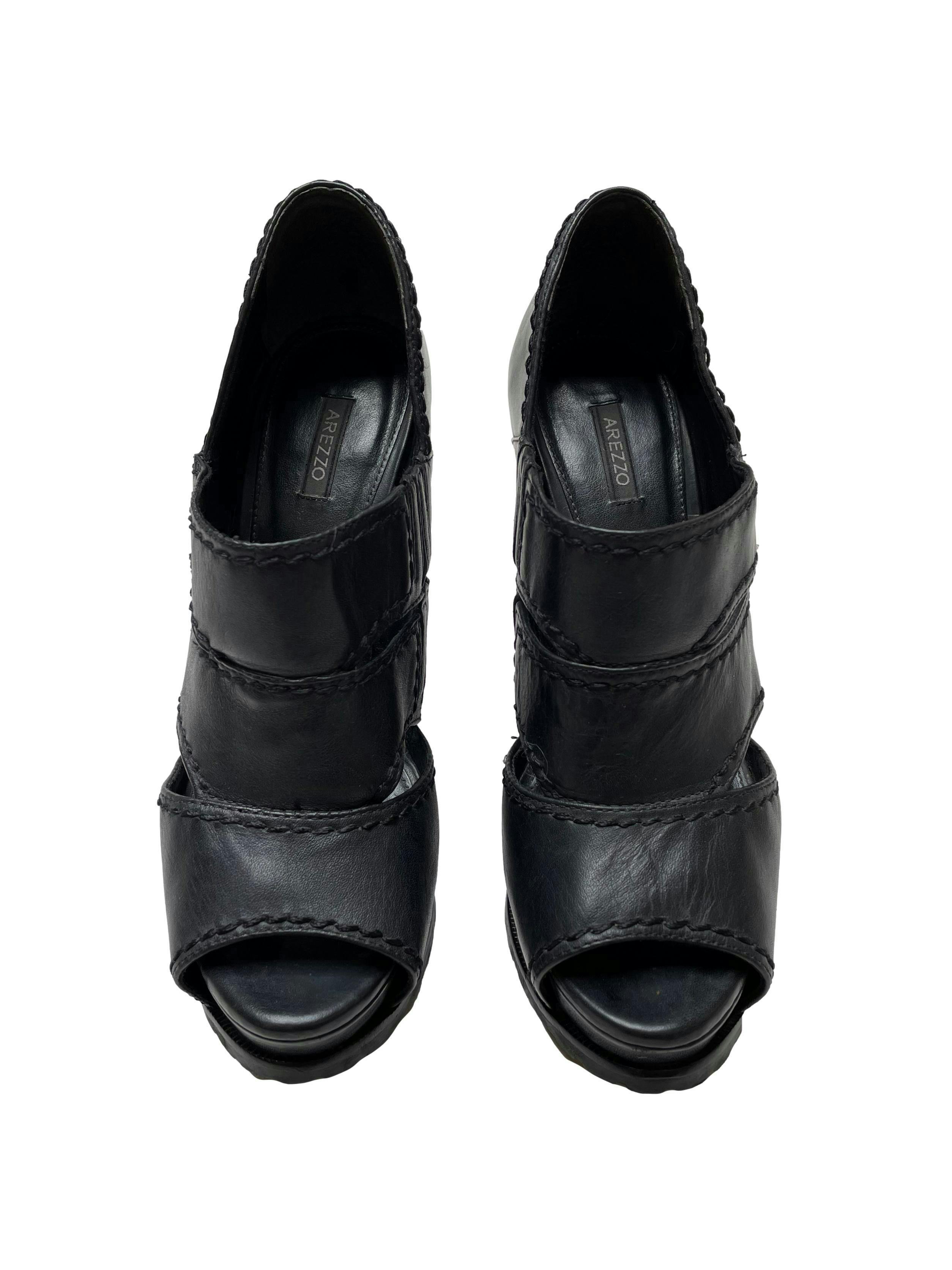 Zapatos Arezzo 100% cuero negro, modelo peep toe con aberturas laterales en el empeine, taco 12cm plataforma 4cm. Estado 9.5/10. 