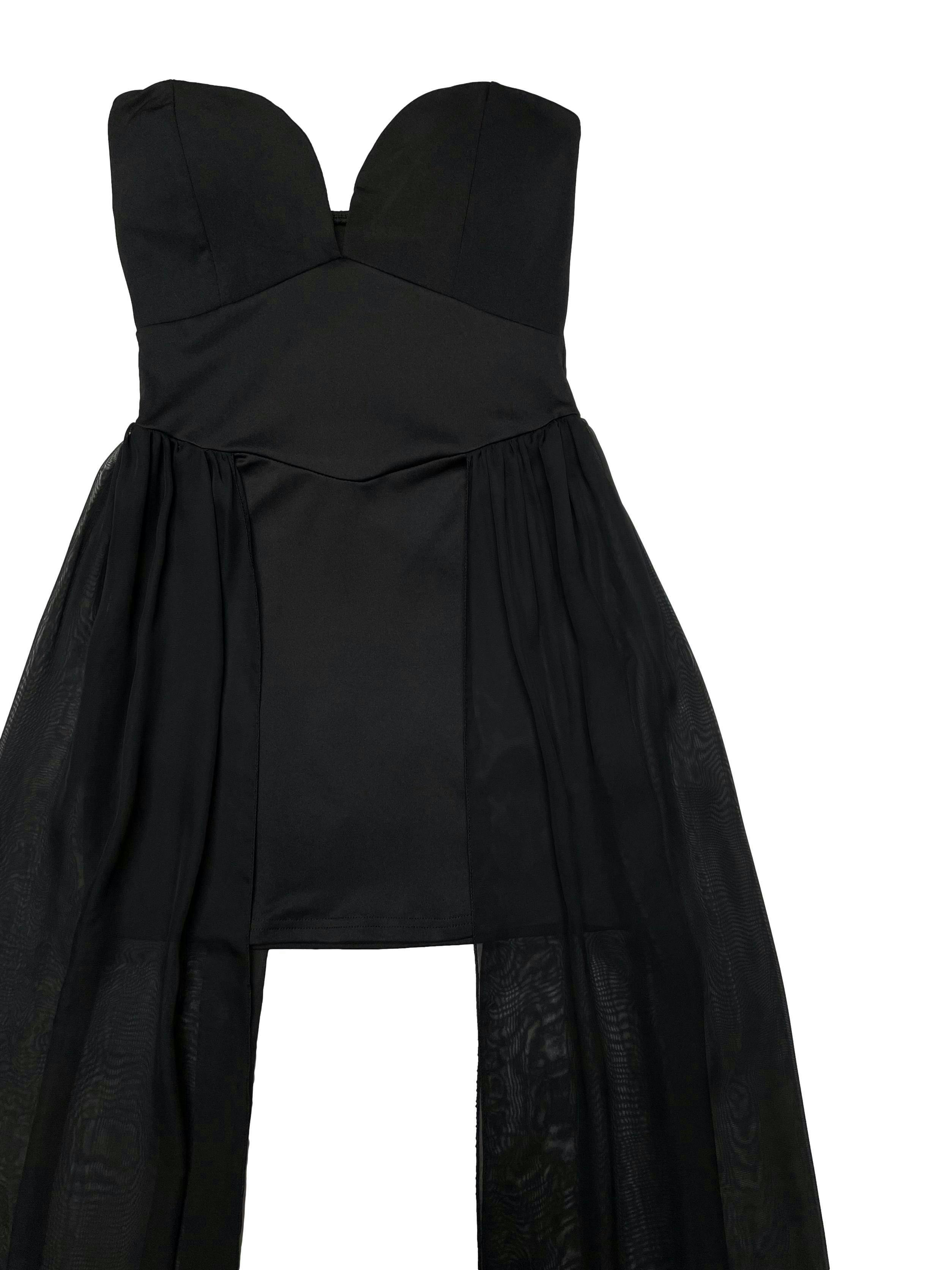 Vestido negro de lycra, escote corazón con copas, cierre lateral y capas de gasa en laterales. Largo 65-138cm