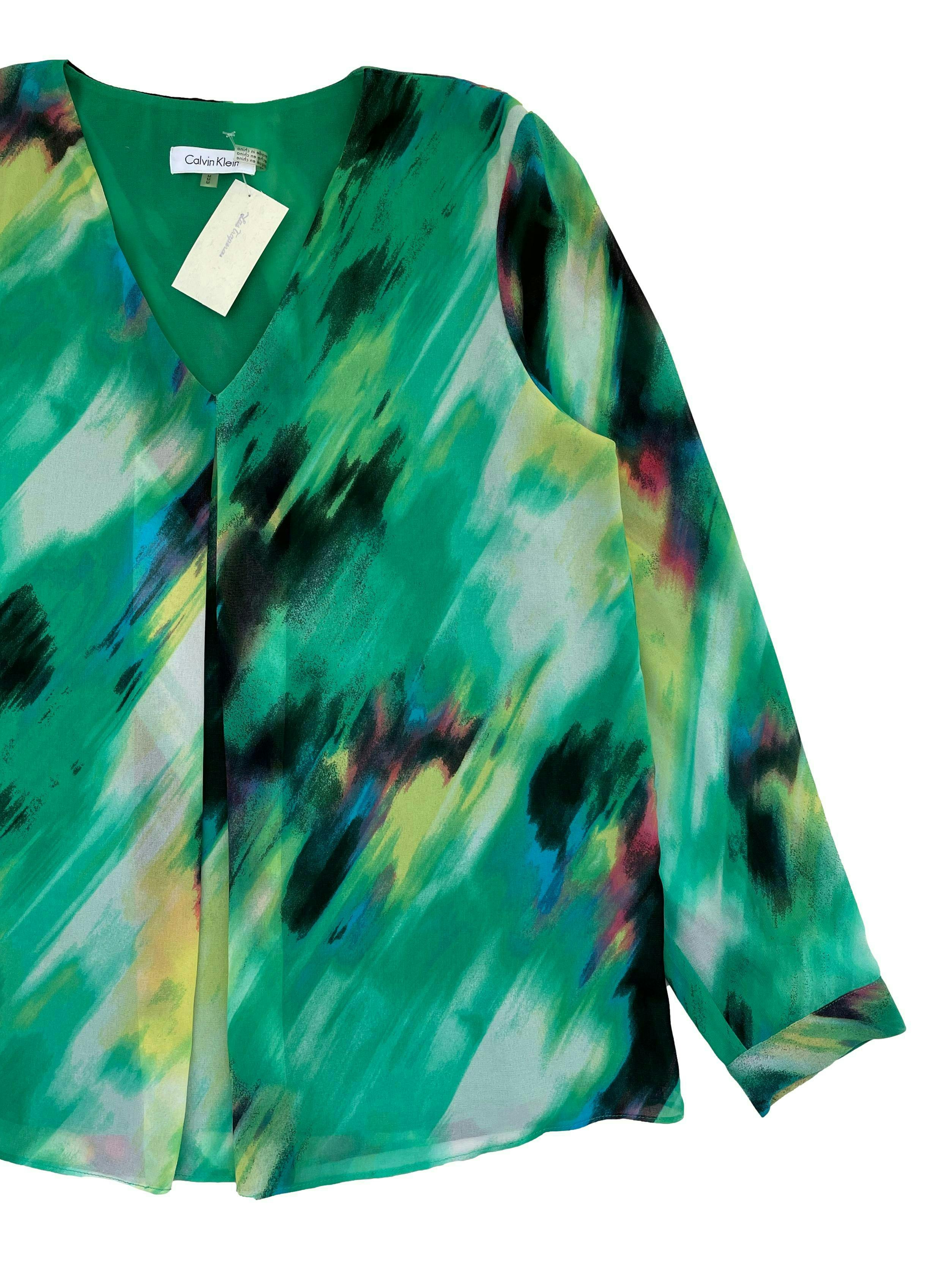 Blusa Calvin Klein de gasa verde con estampado de colores, escote en V, cuerpo forrado, fit suelto. Busto 102cm Largo 65cm. Precio original S/ 300