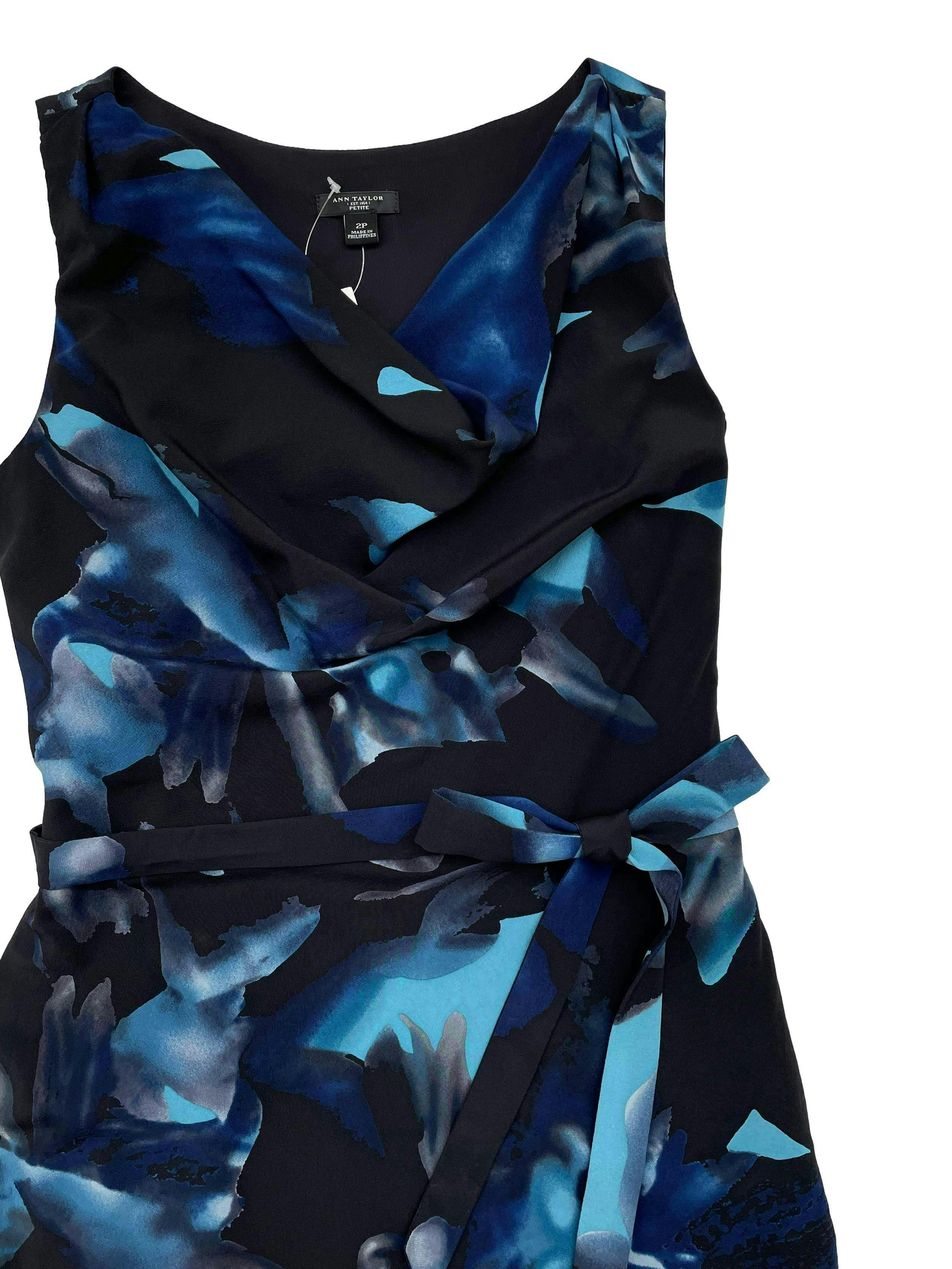 Vestido Ann Taylor negro con estampado en tonos azules, 92% seda, forrado, cuello caído, cierre lateral y cinto para amarrar. Busto 90cm Largo 90cm
