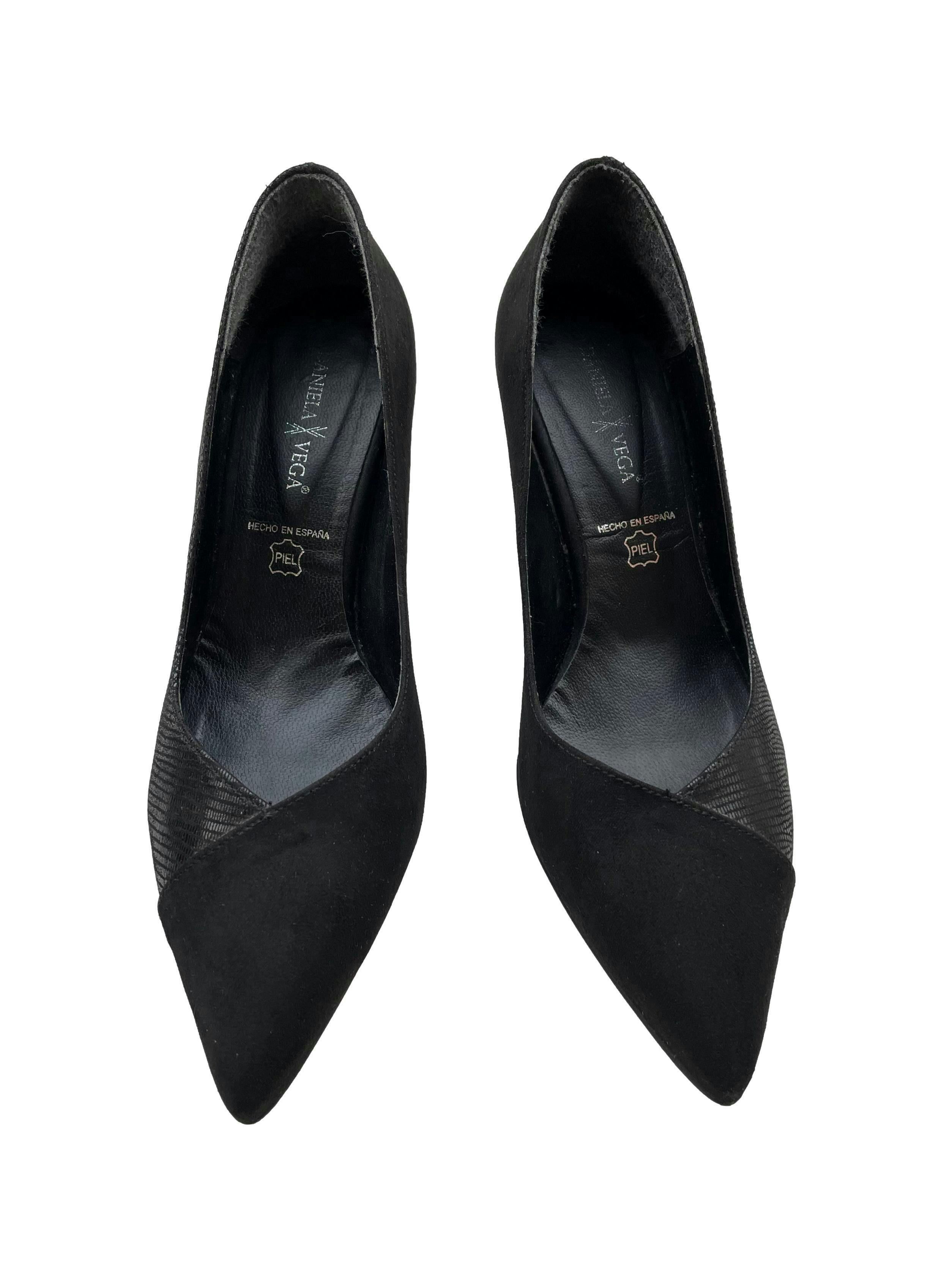 Zapatos Daniela Vega de textil negro con textura y tipo gamuza, modelo en punta, taco 7cm. Estado 9/10