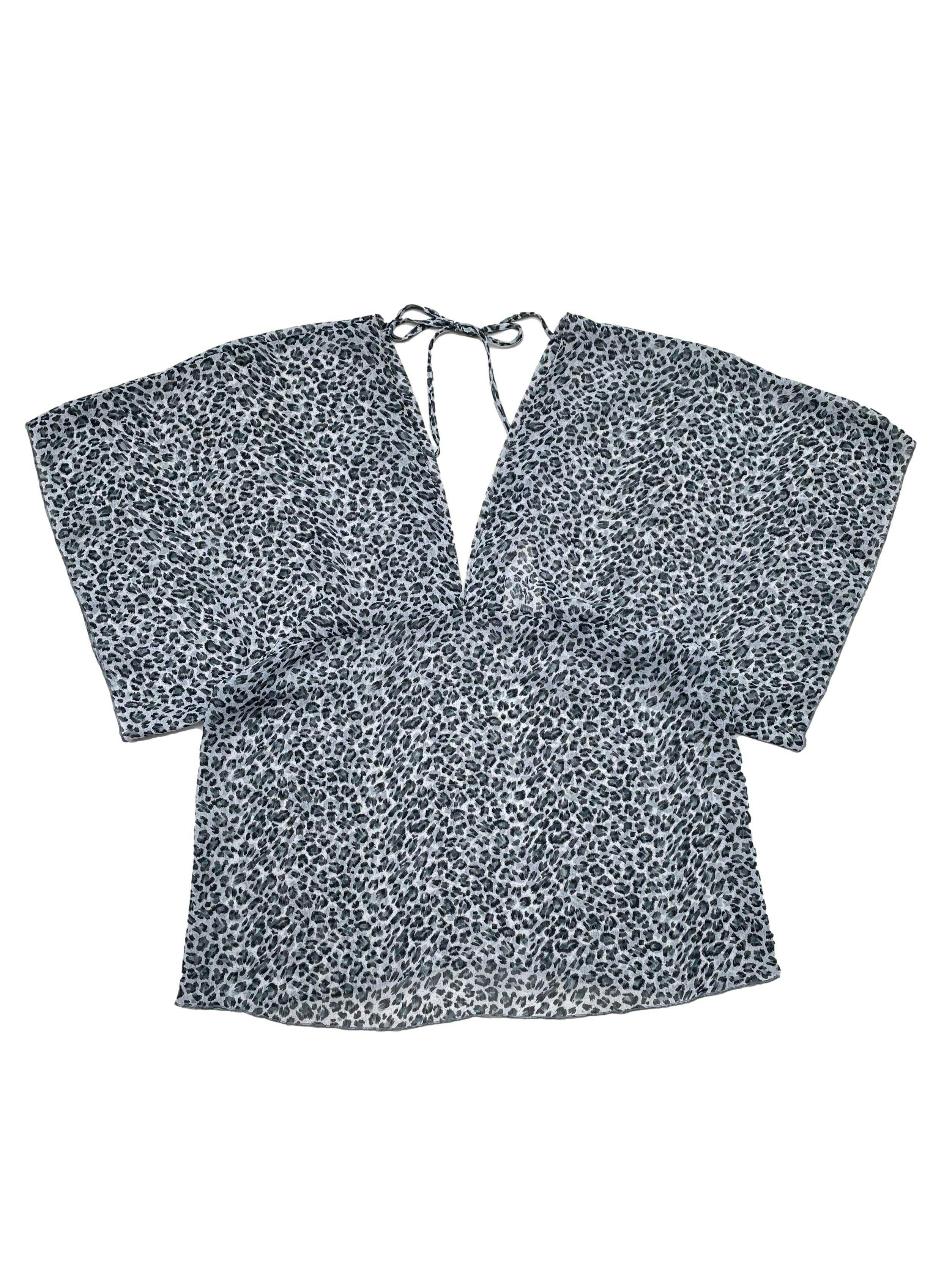 Blusa The Clothing Company de gasa animal print en tonos plomos y negros, manga kimono. Ancho 105cm Largo 75cm