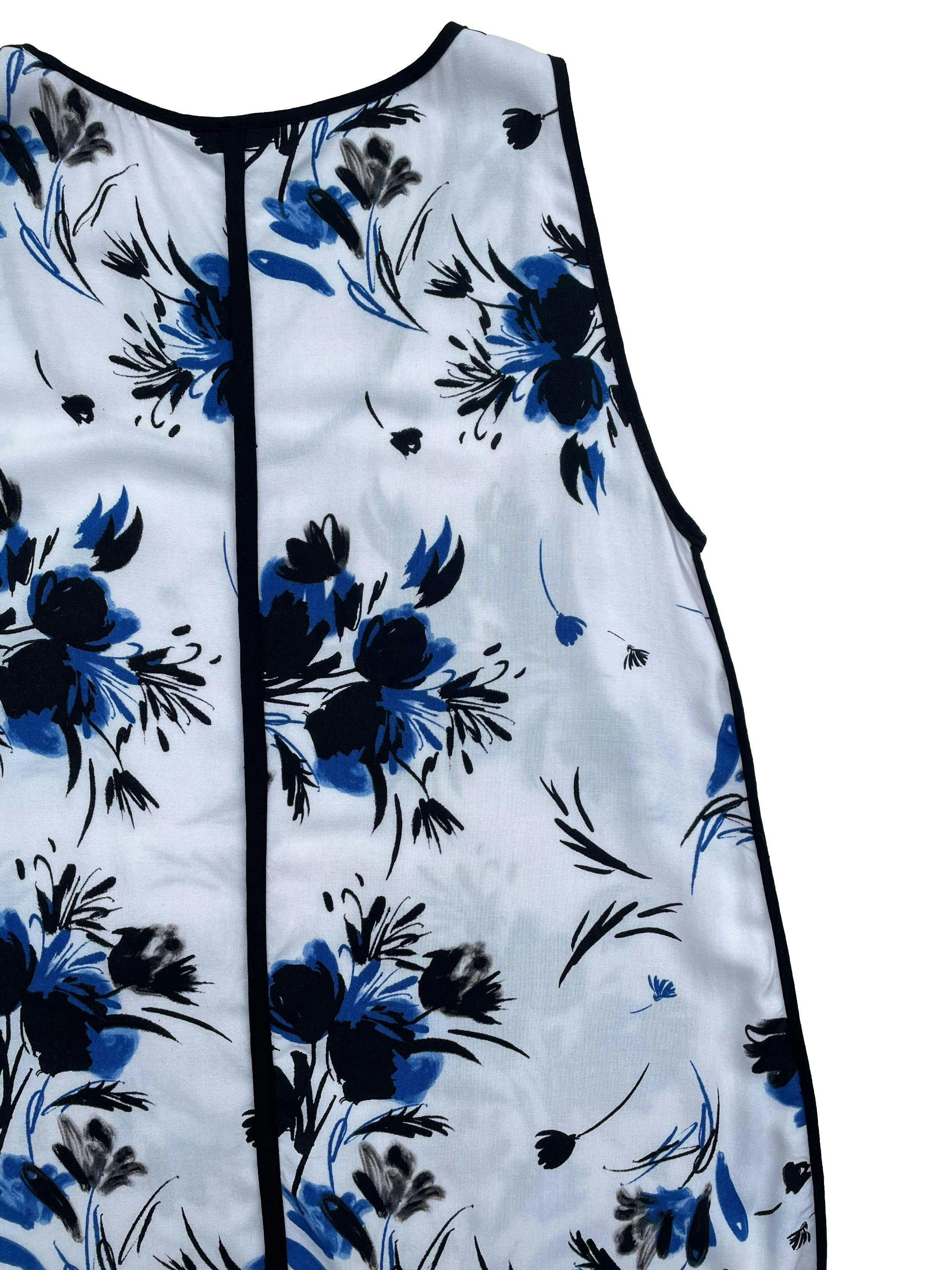 Blusa Warehouse blana con flores azules y negras, tela fresca, ribetes negros. Busto 88cm Largo 60cm