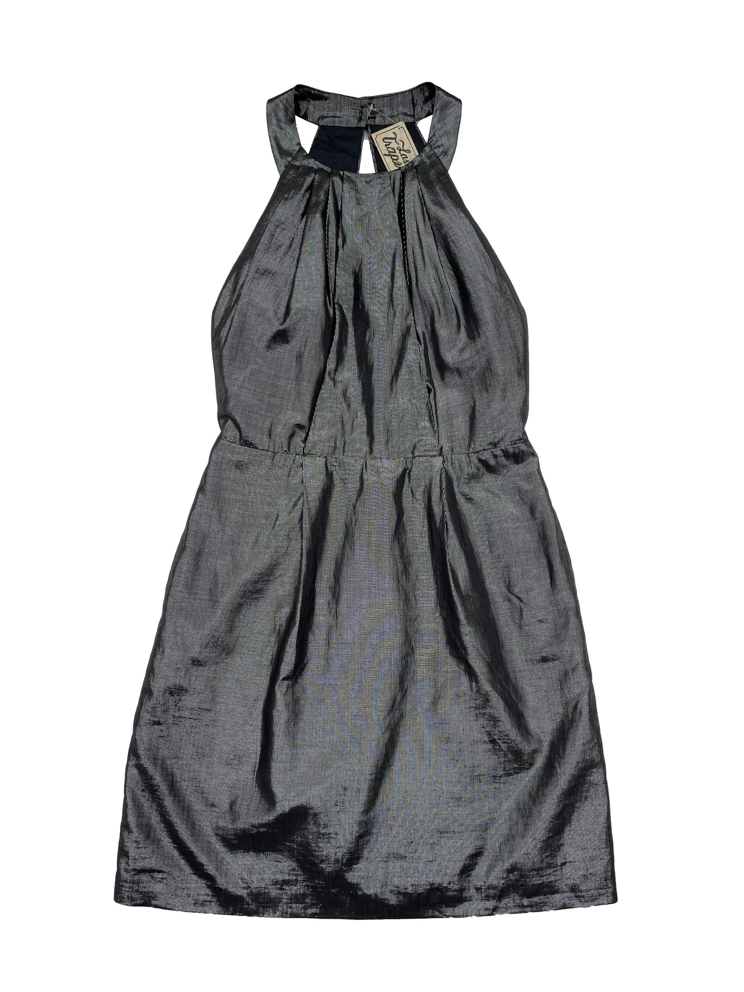 Vestido plateado mezcla de algodón y metallic, forrado, botón posterior en el cuello, espalda abierta y cierre posterior. Cintura 66cm Largo 82cm