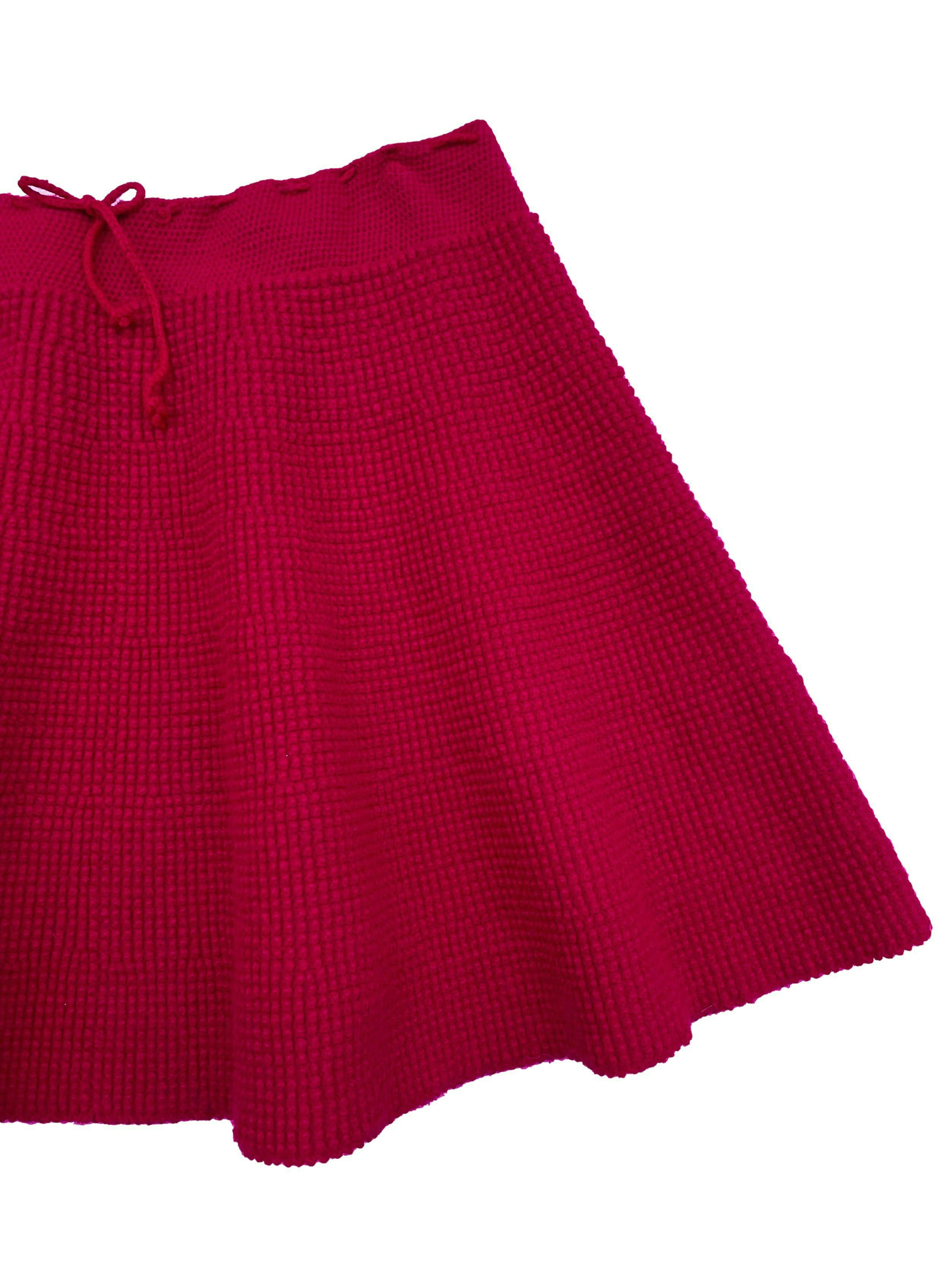 Falda de lana compacta con textura, corte campana, cintura regulable. Largo 49cm