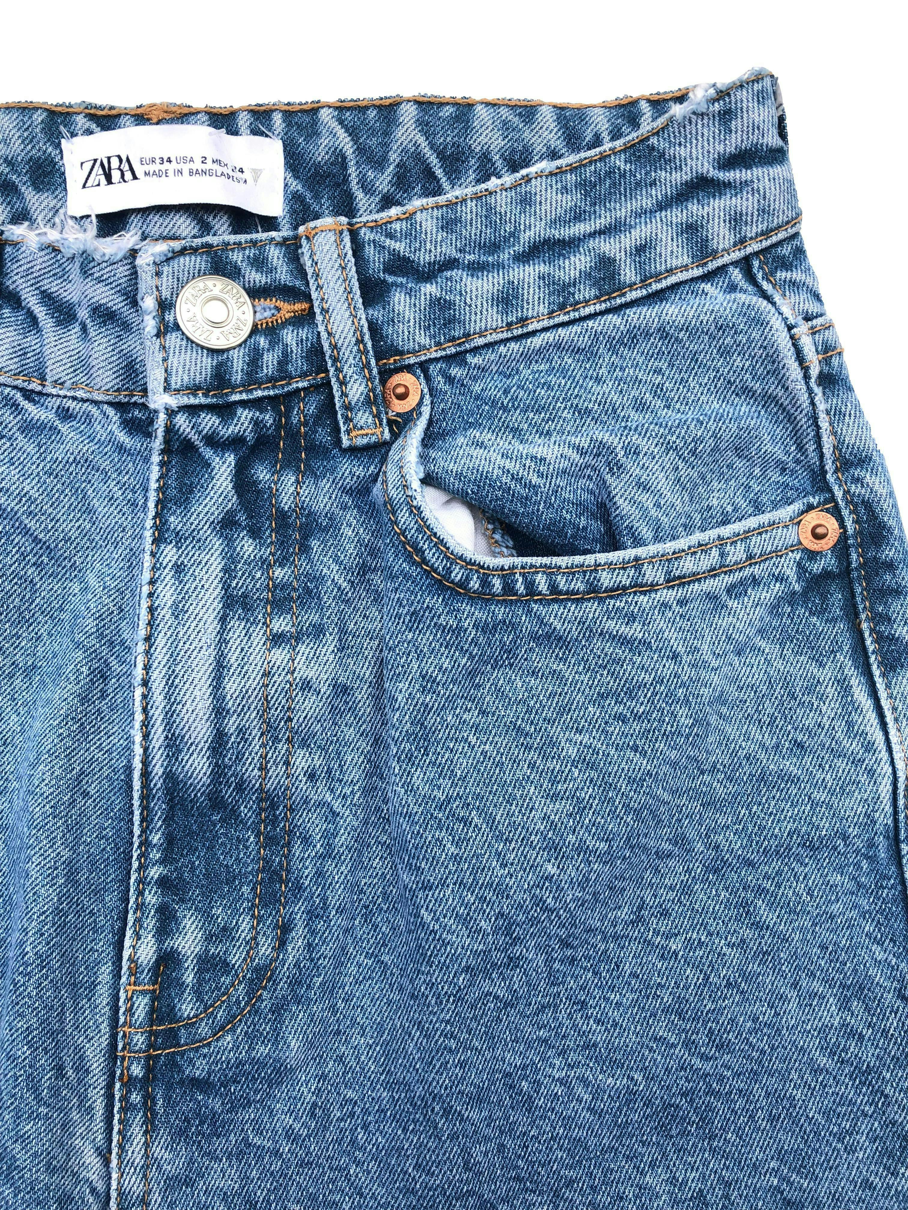 Bermuda Zara de jean rígido, five pockets, detalles rasgados y basta cropped. Cintura 62cm Tiro 30cm Largo 44cm