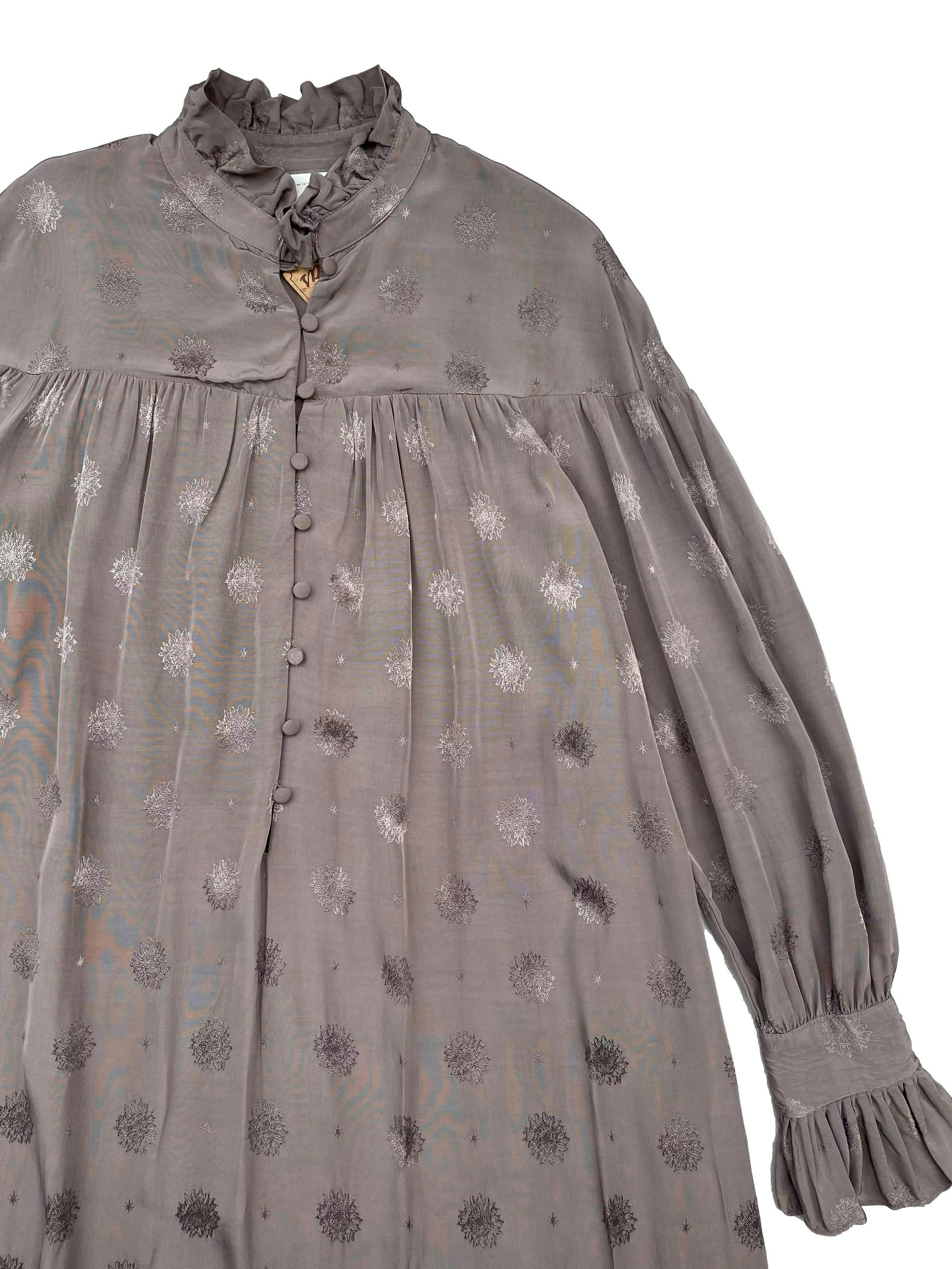 Vestido túnica Sandra Mansour x H&M, tela viscosa fluida con brocado al tono, botones forrados en el pecho y puños, aberturas laterales en la basta. Busto 110cm Largo 130cm