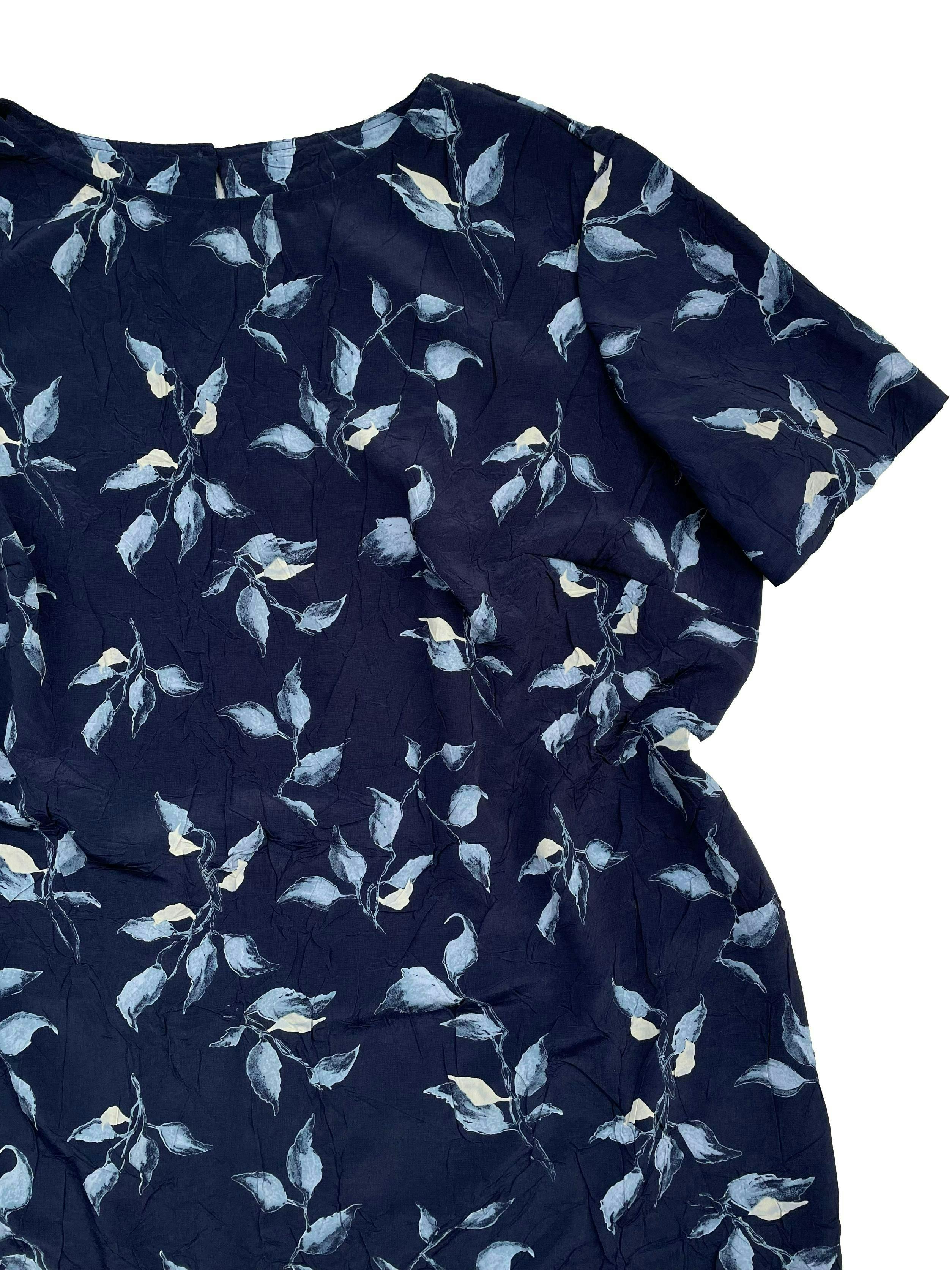 Vestido vintage tela plana azul con textura, flores al tono y crema, pasador para regular la cintura en la espalda, aberturas laterales en la basta. Busto 140cm Largo 130cm