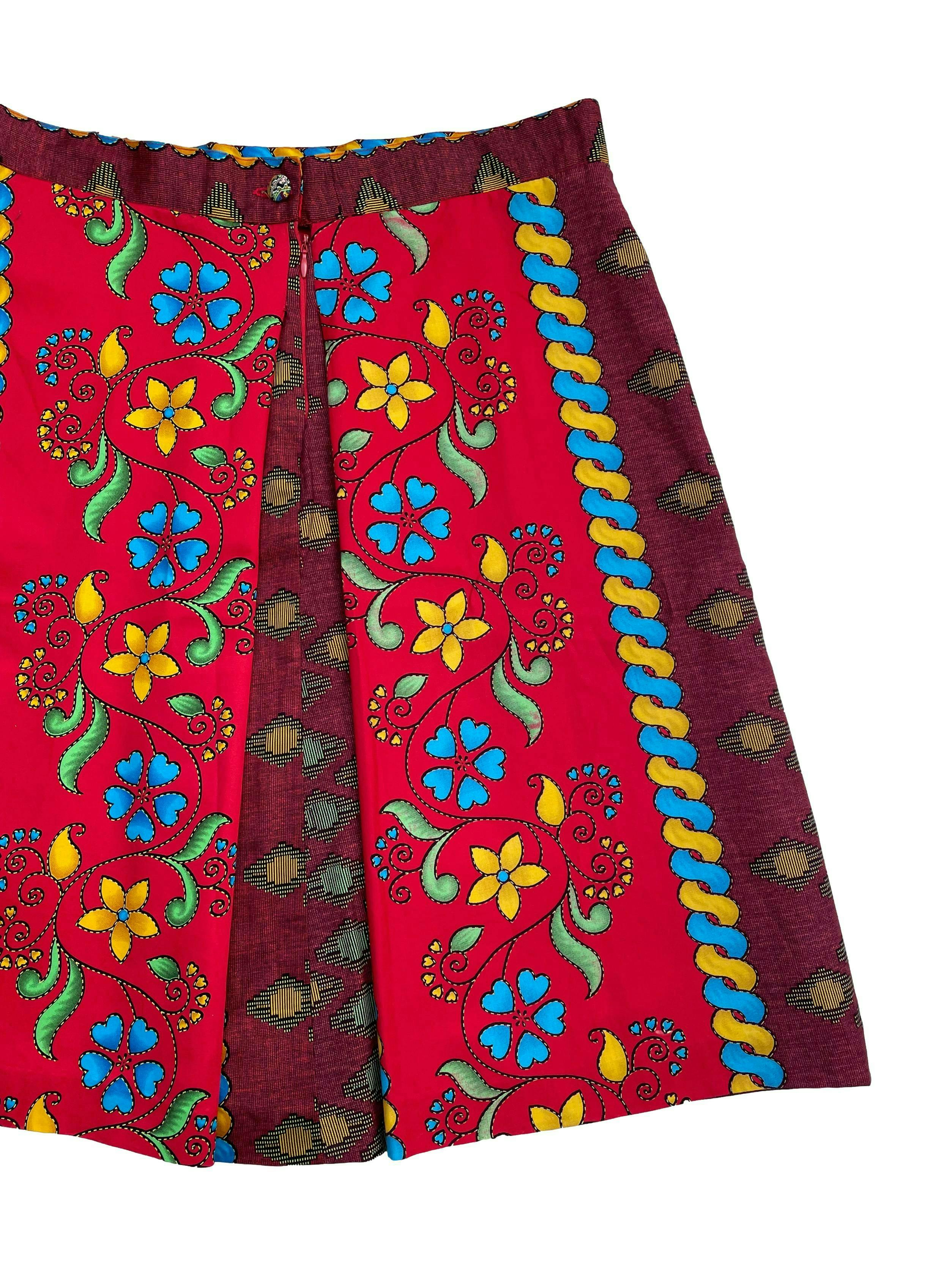 Falda Vintage a la rodilla con pliegues ,tela plana roja estampada de flores, forrada. Cintura 83 cm Largo 61 cm.