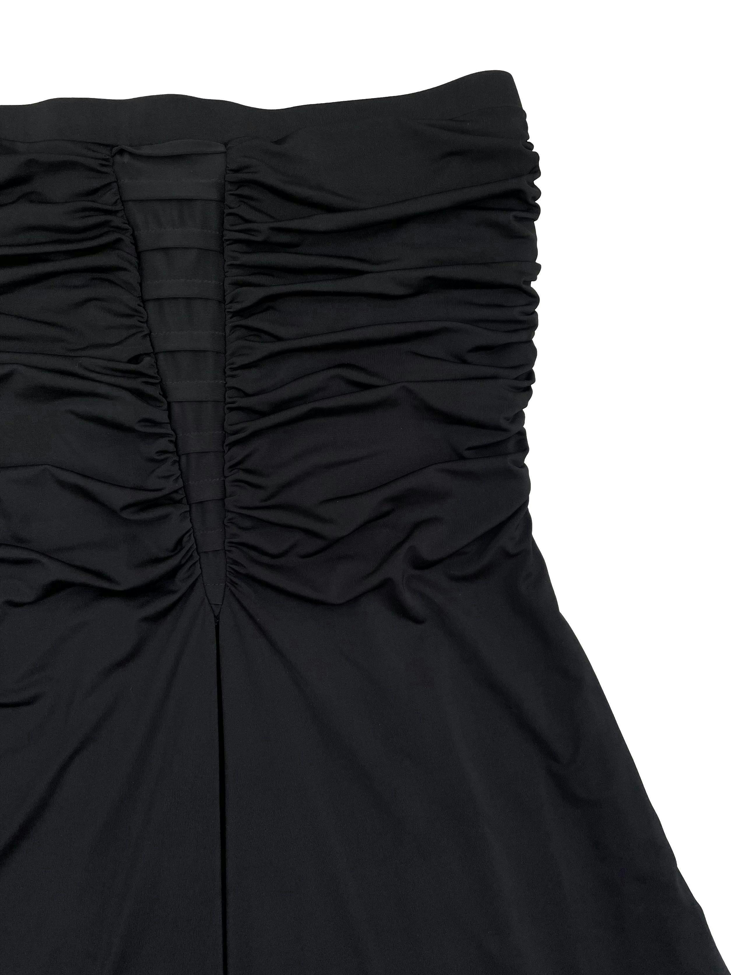 Vestido Moda&Cia negro strapless con fruncido y pliegue en el centro delantero, forrado. Busto 78cm (sin estirar) Largo 78cm.