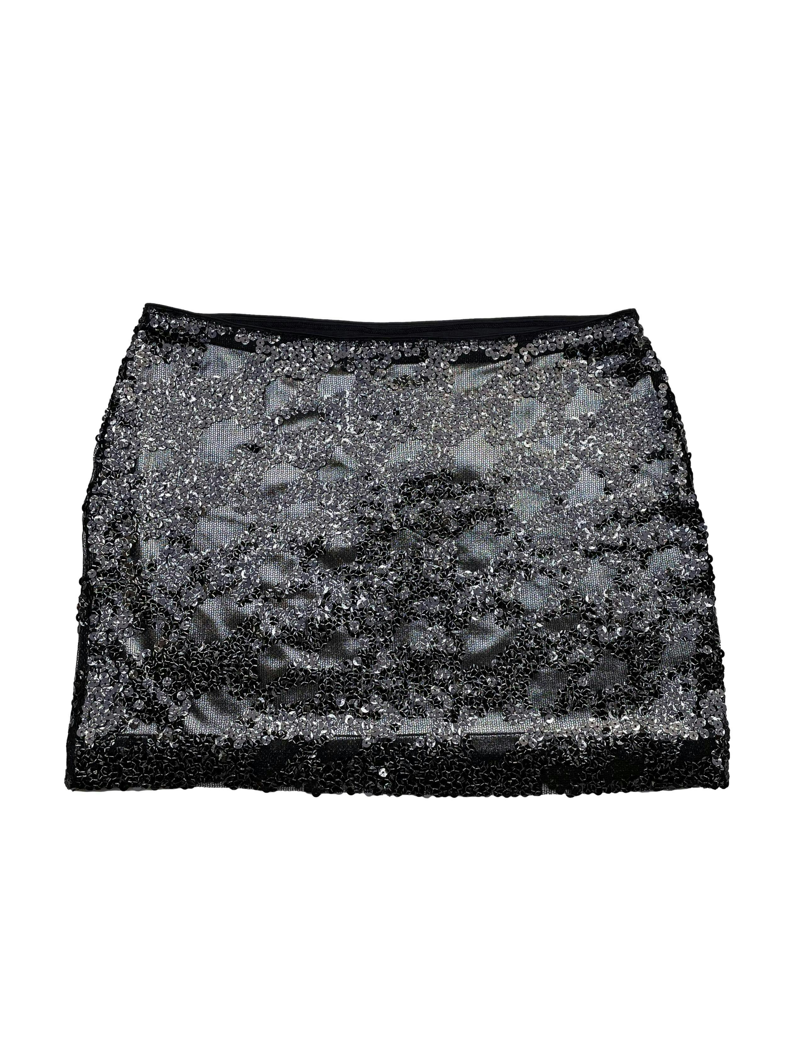 Falda Express de mesh negro con mostacillas plata/negro, forro stretch plateado, alto medio. Cintura 80cm Largo 38cm. Nueva con etiqueta, precio original S/ 189