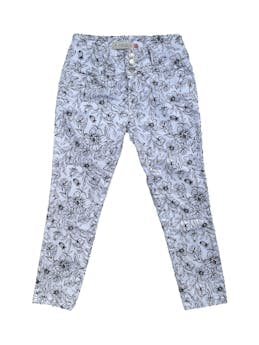 Pantalón Sybilla jean blanco con flores negras, pitillo al tobillo con tiro medio, bolsillos delantero y posteriores. Cintura 65cm sin estirar, Largo 78cm.