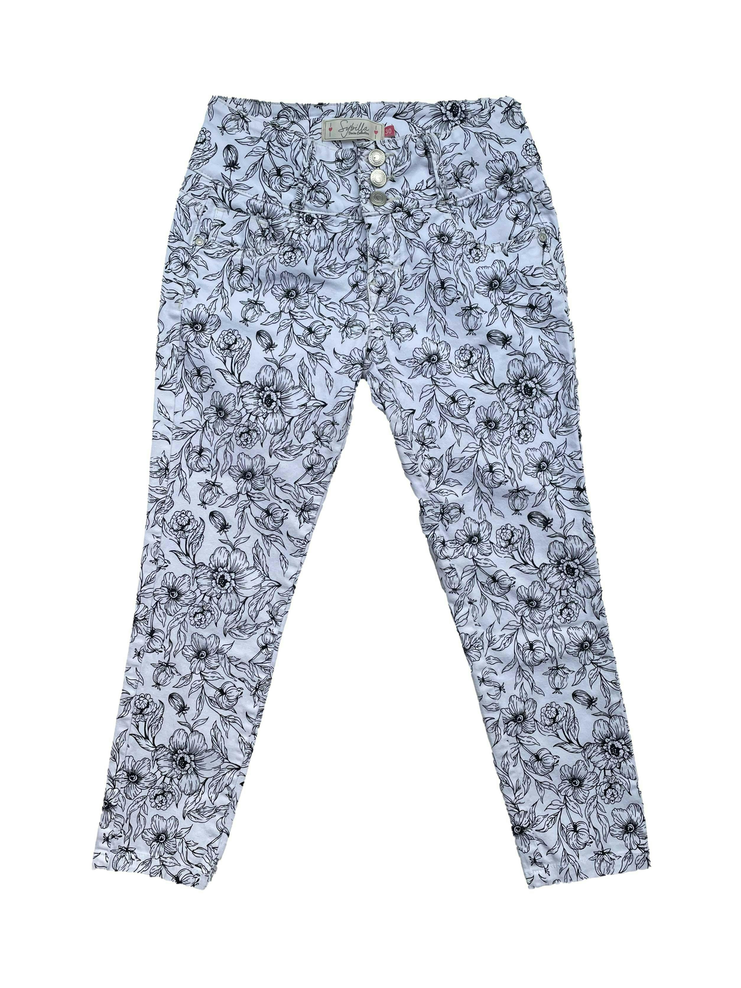 Pantalón Sybilla jean blanco con flores negras, pitillo al tobillo con tiro medio, bolsillos delantero y posteriores. Cintura 65cm sin estirar, Largo 78cm.