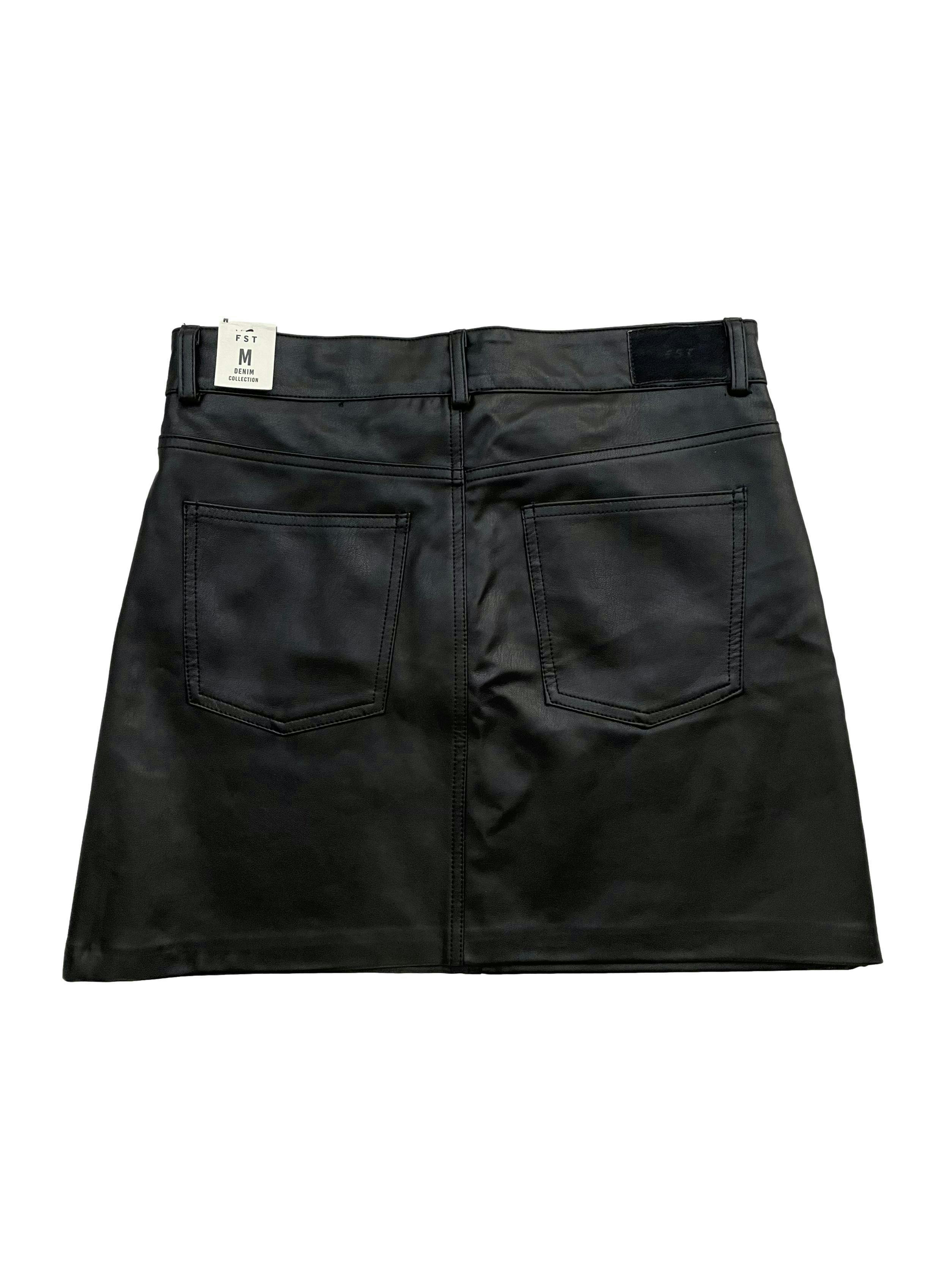 Falda negra de cuerina con forro de algodón , bolsillos en delantero y espalda , cierre y botón frontal. Cintura 76 cm , Largo 40 cm.