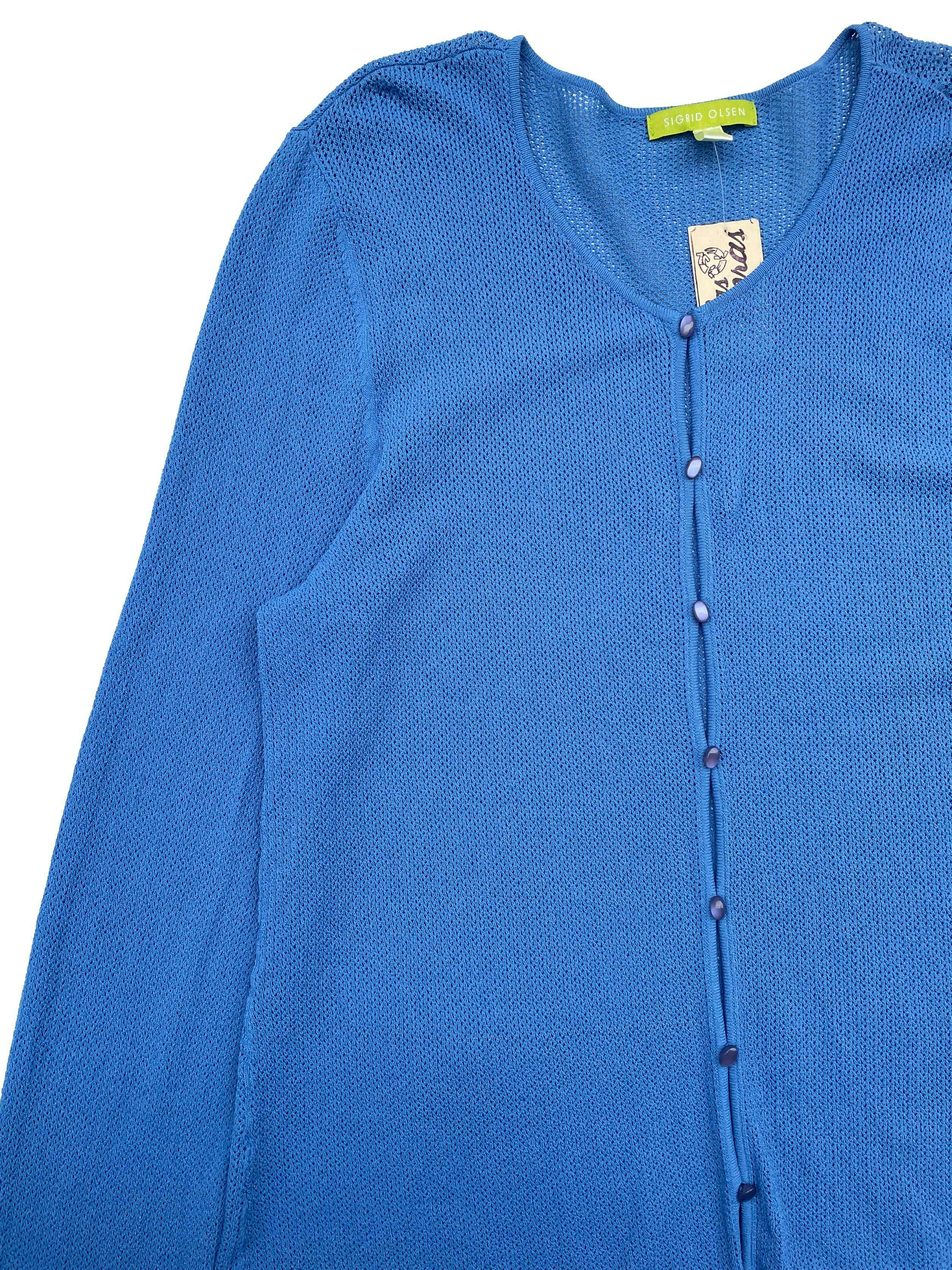 Cárdigan Sigrid Olsen color azul, tejido ligero con botones frontales .Busto 105cm, Largo 65cm.