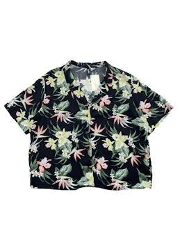 Blusa Oversize H&M de chalis negro con flores en verde y rosado, botones frontales. Busto 108cm, Largo 52cm.