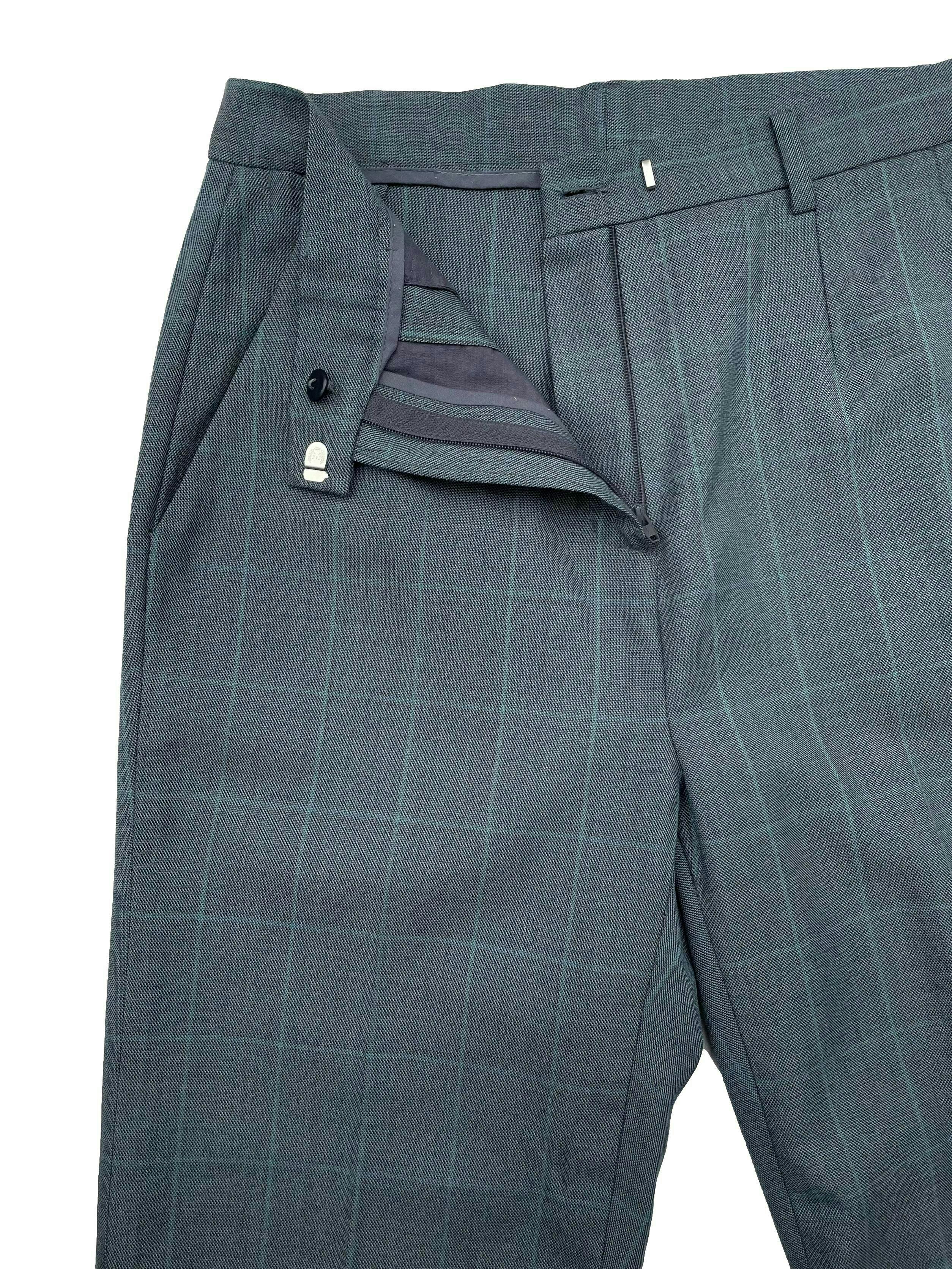 Pantalón de lanilla delgada a cuadros en gris y verde, con bolsillos y cierre frontal. Cintura 72cm, Tiro 29 cm, Largo 94cm.