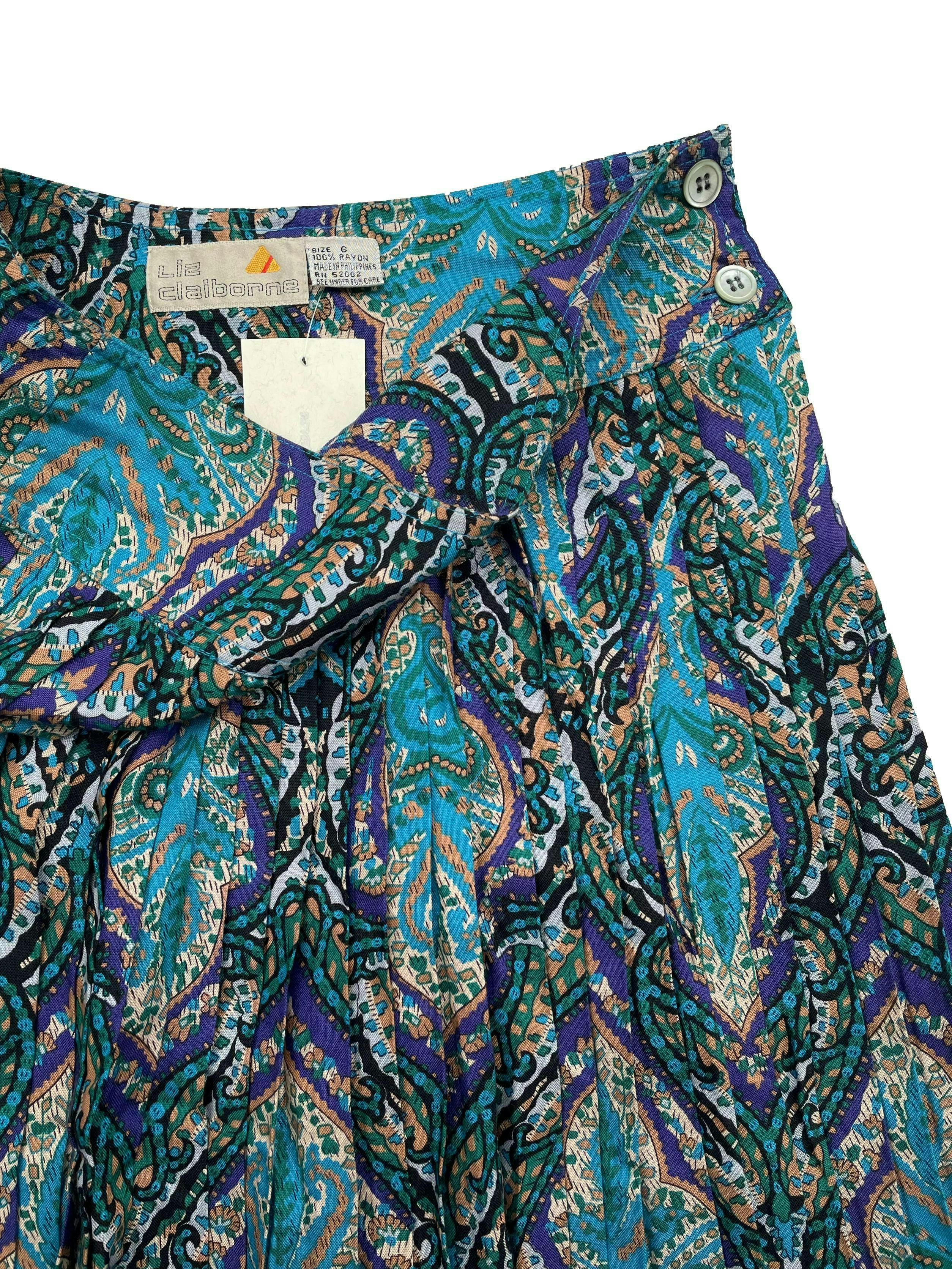 Falda vintage plisada con estampado paisley en tonos verdes y morados, botón y cierre en espalda. Cintura 66cm, Largo 62cm.