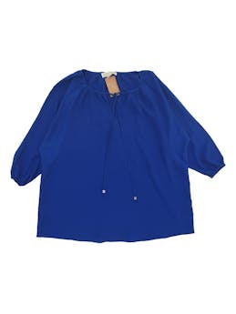 Blusa Oversized Michael Kors de tela fluída azul, pasador en el cuello, manga 3/4 con elástico. Ancho: 60cm, Largo: 68cm.