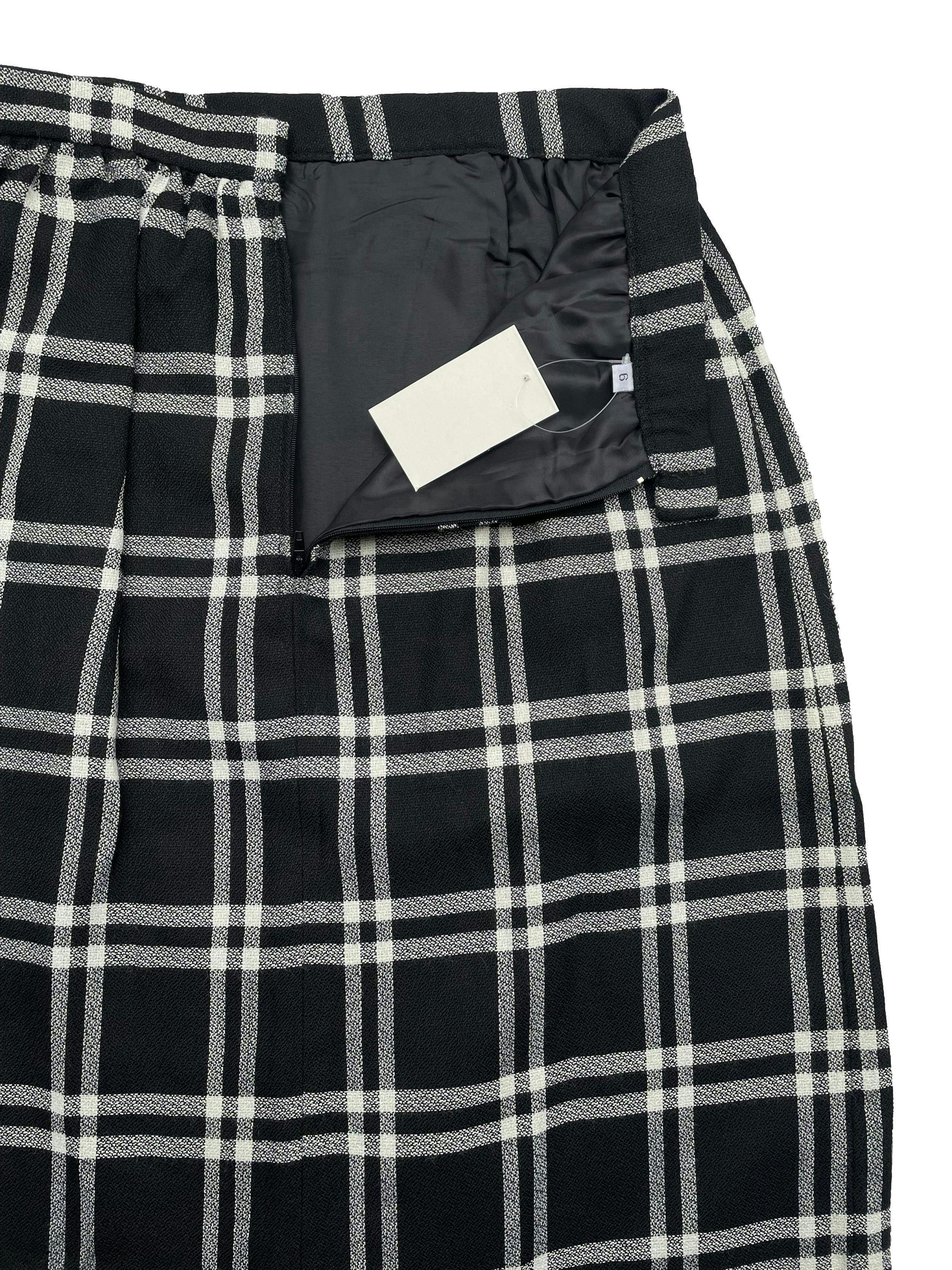 Falda midi vintage, estampado escoces en blanco y negro , pliegue central y cierre posterior. Cintura 66cm, Largo 69cm.