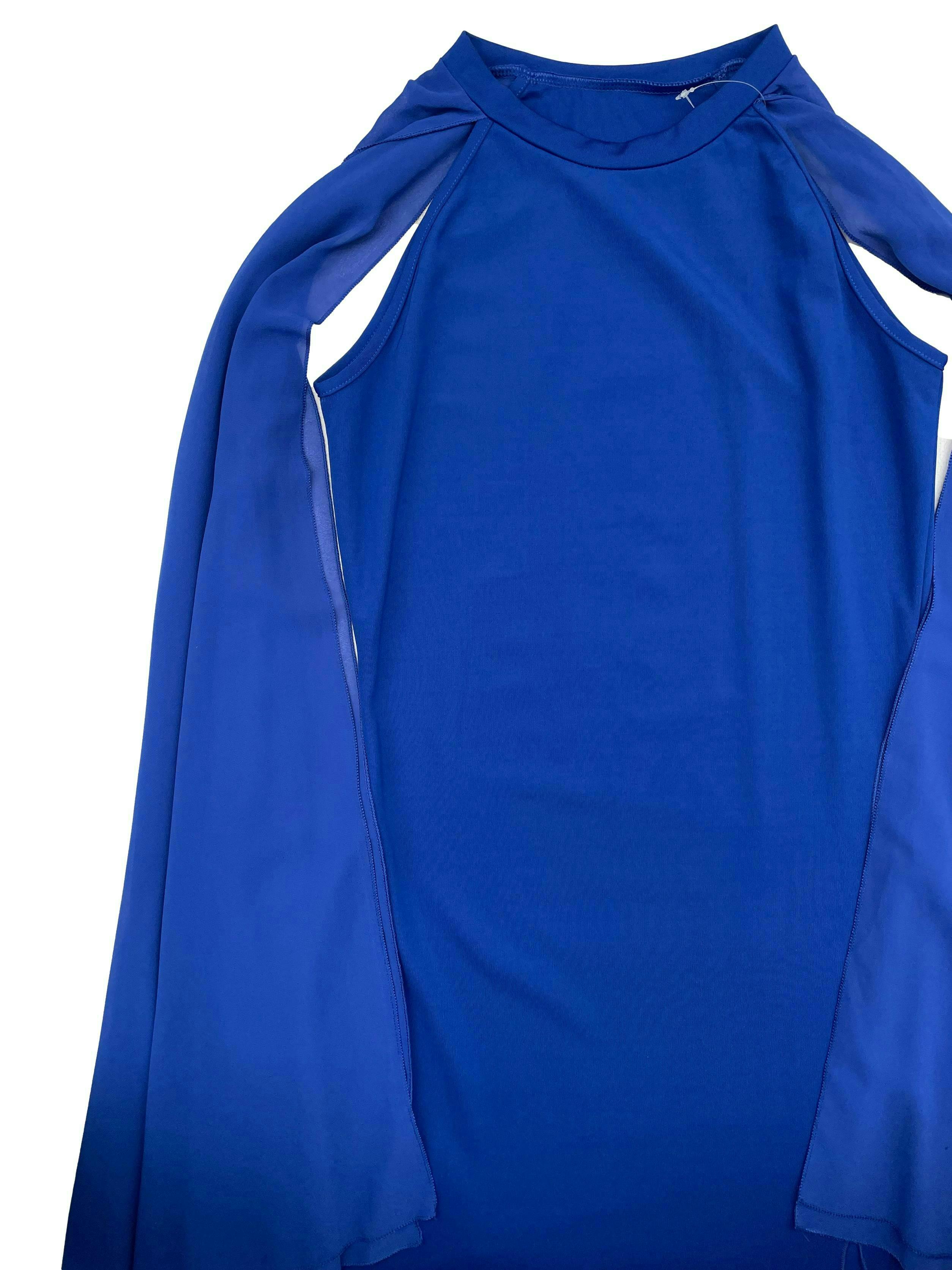 Vestido azul stretch con abertura lateral en la basta y capas de gasa en hombros tipo mangas. Busto 92cm sin estirar Largo 145cm.
