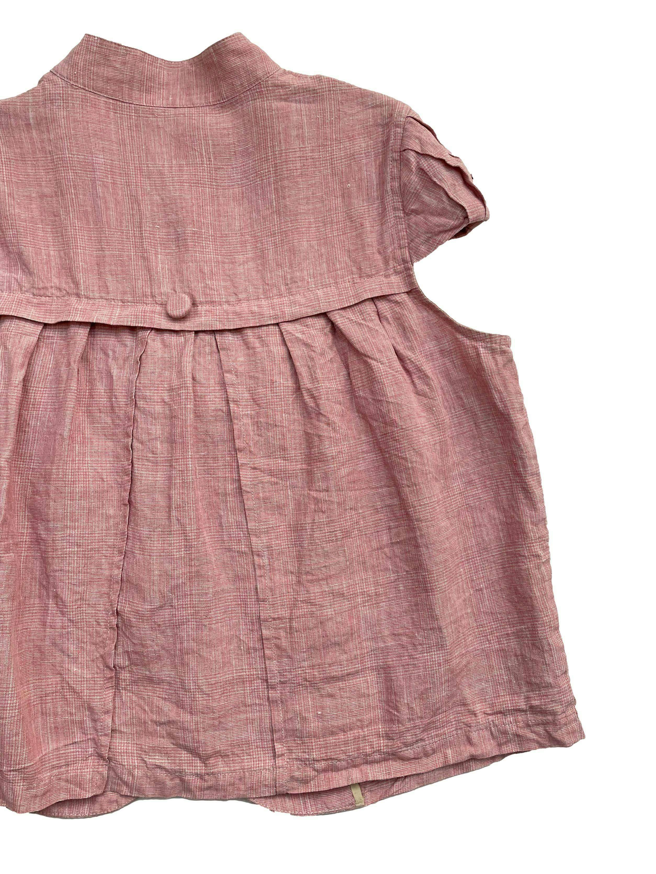 Casaca Michell Belau 100% lino jaspeado rosa y crema. Con botones forrados, dos bolsillos, pliegues frontales y en mangas. Busto 110cm, Largo 50cm.