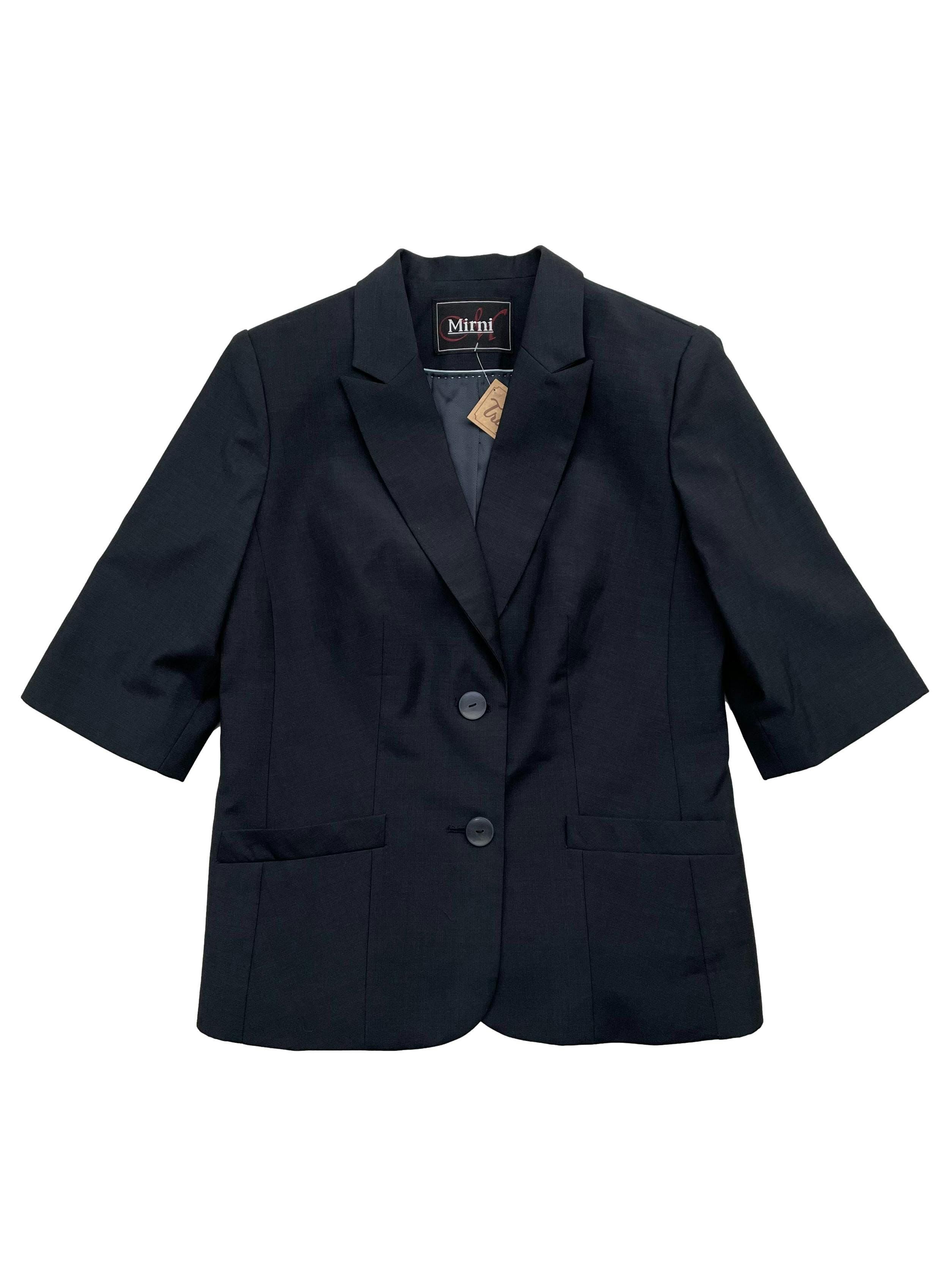 Blazer tela Barrington azul marino 55% lana, forrado, mangas 3/4, hombreras ligeras, 2 bolsillos externos y 1 bolsillo interno. Busto 92cm, Largo 56cm.