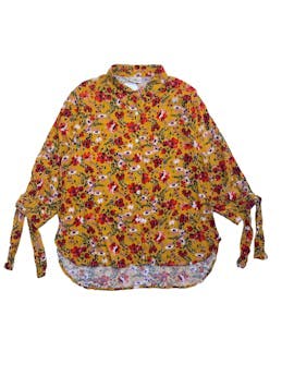 Blusa Ay Mafer de chalis mostaza con flores, manga 3/4 y cintas para amarrar, botones delanteros. Busto: 100cm, Largo: 68cm