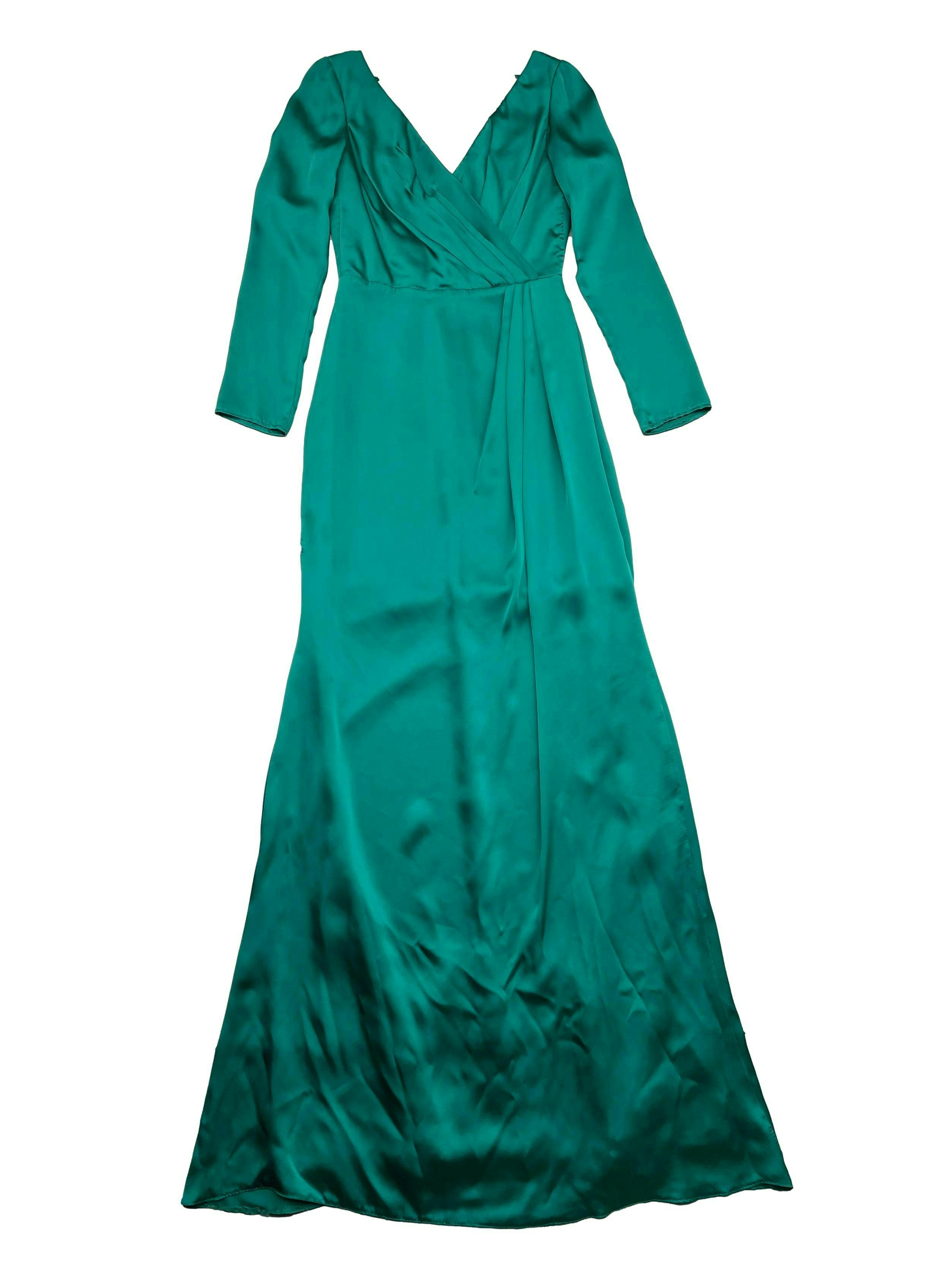 Vestido verde esmeralda de satén con forro, cruce y pliegues frontales, corte en cintura, escote en espalda con cinto y cierre invisible. Busto 88cm, Largo 155cm.