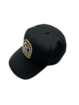Gorra negra con bordado frontal, cabeza regulable.