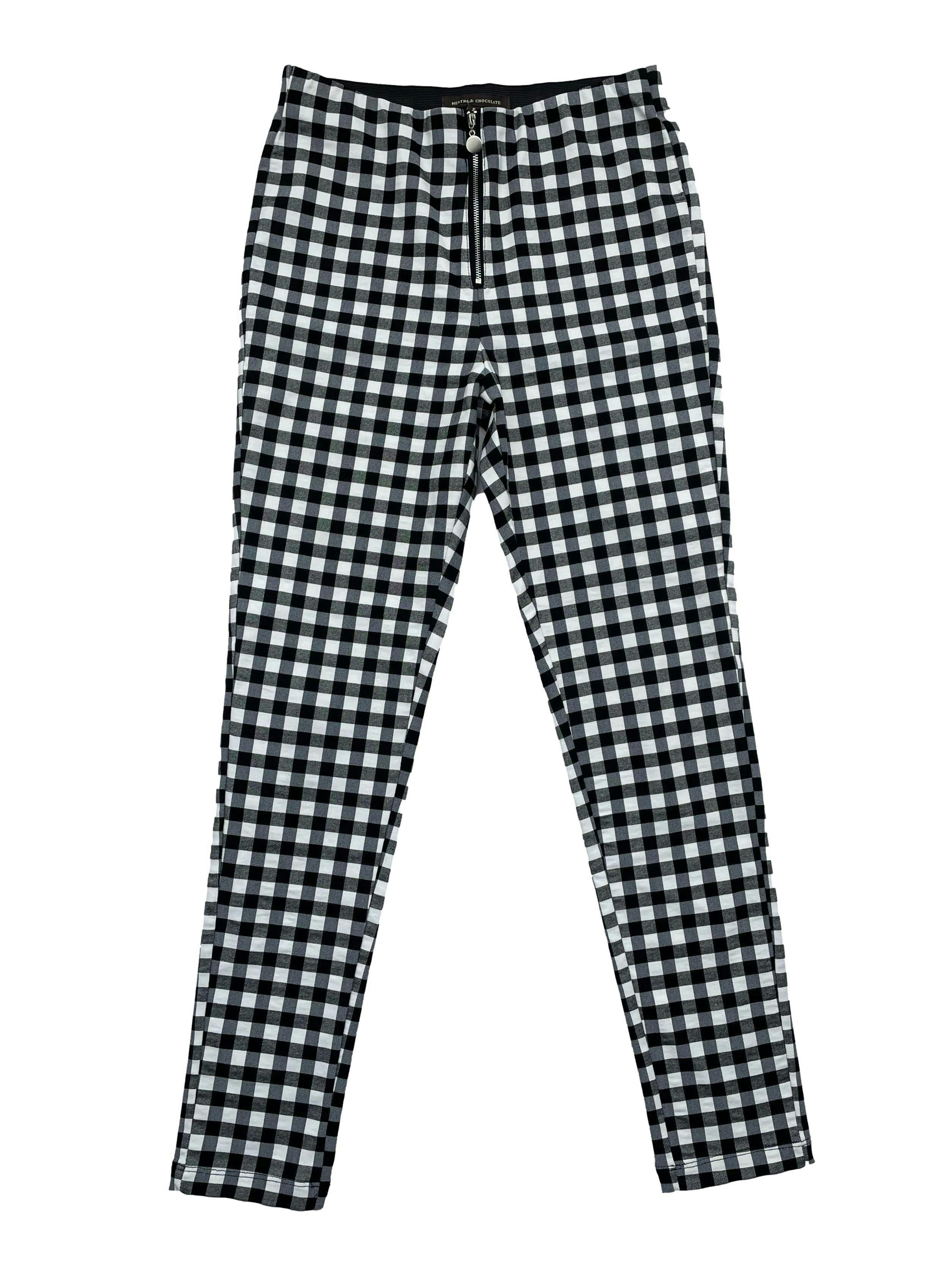 Pantalón Mentha & Chocolate slim fit, a cuadros blanco y negro, con elástico en cintura y cierre metálico frontal. Cintura 70cm sin estirar, Largo 96cm. Precio original S/199