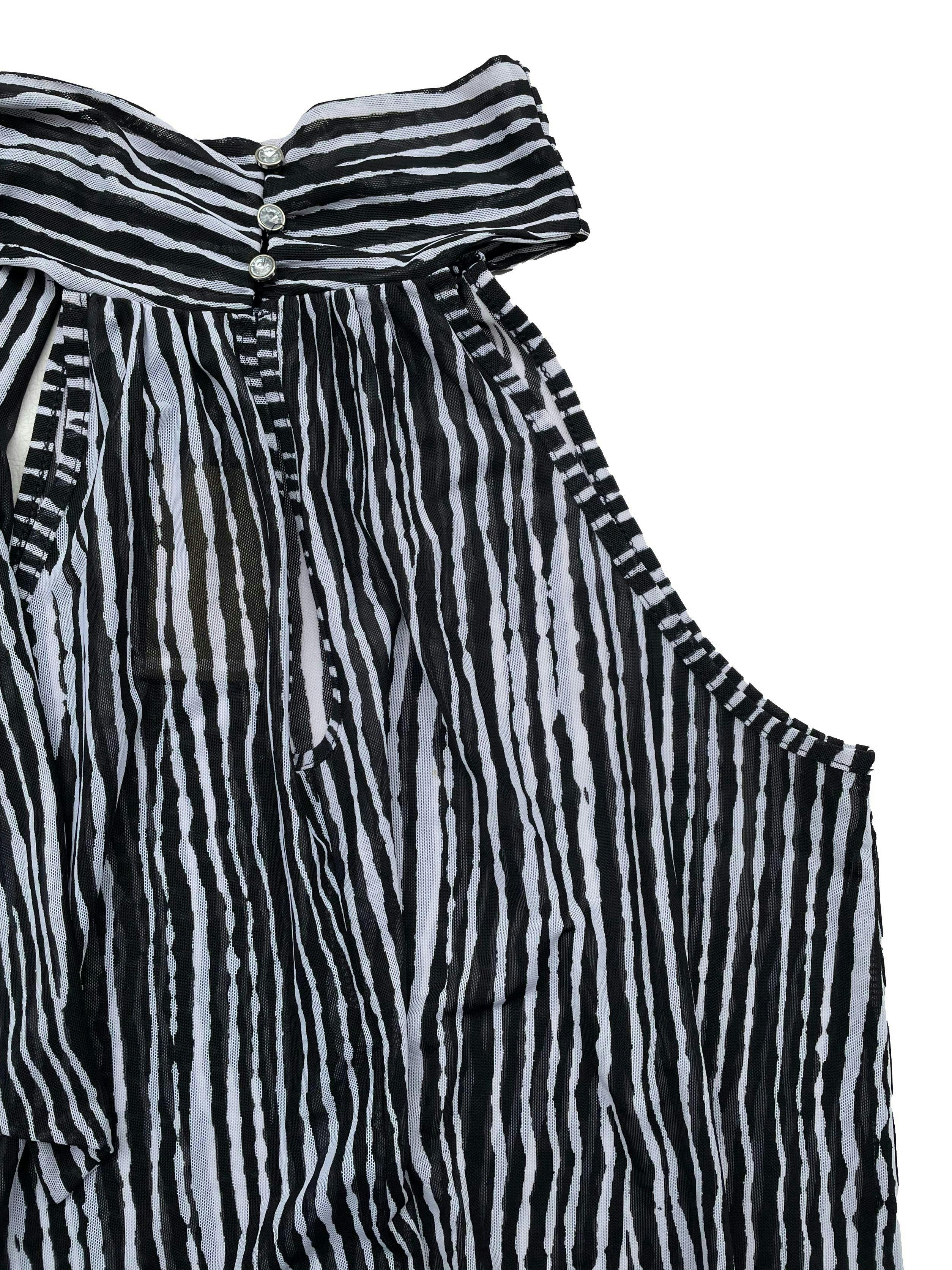 Blusa de mesh con lineas en blanco y negro, cuello halter para anudar con botones y abertura en espalda, basta elasticada. Busto 96cm, Largo 60cm.