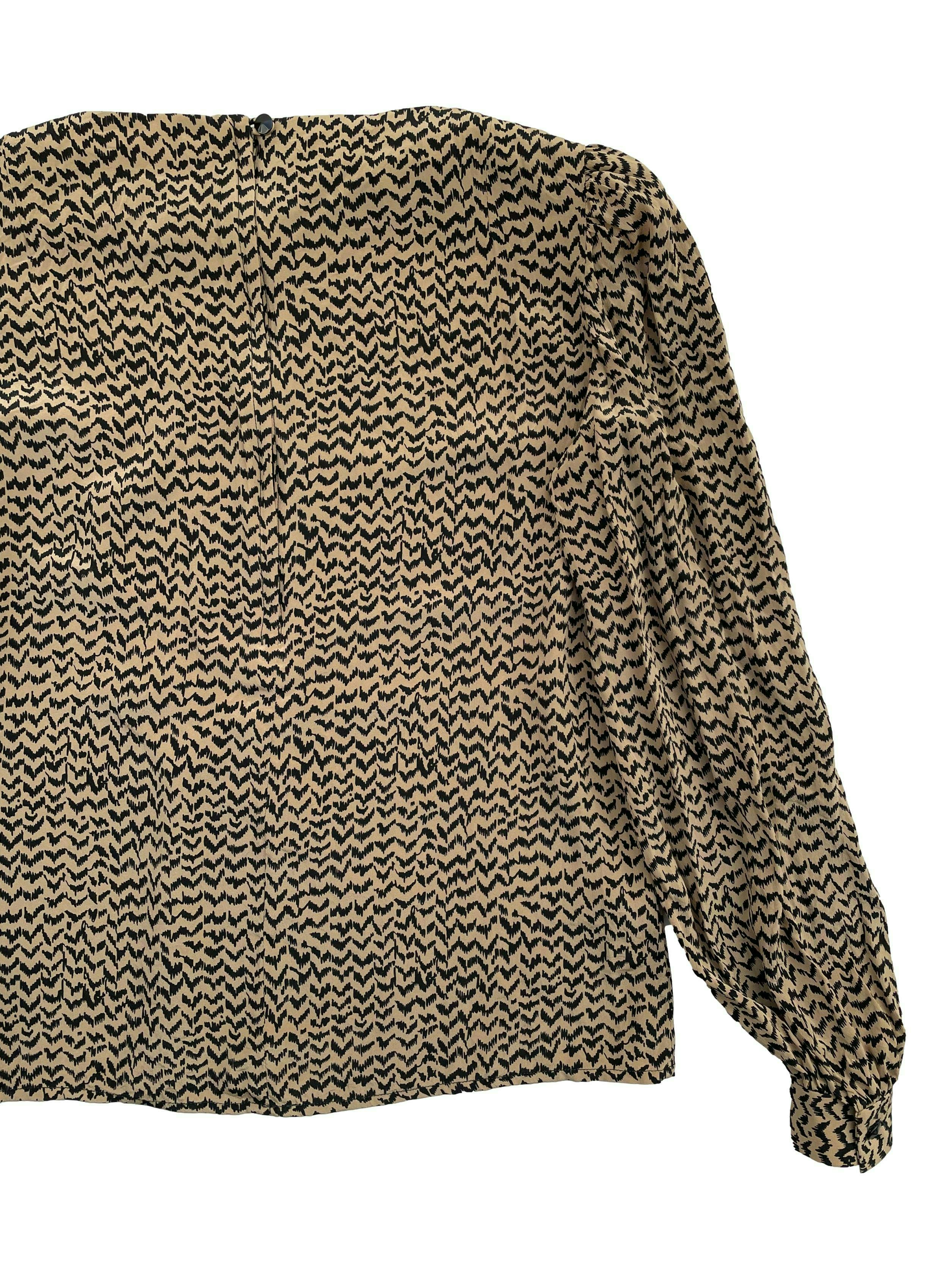 Blusa vintage 100% seda camel con trazos negros, pliegues en hombros, cierre y botón en espalda. Busto 96cm Largo 54cm