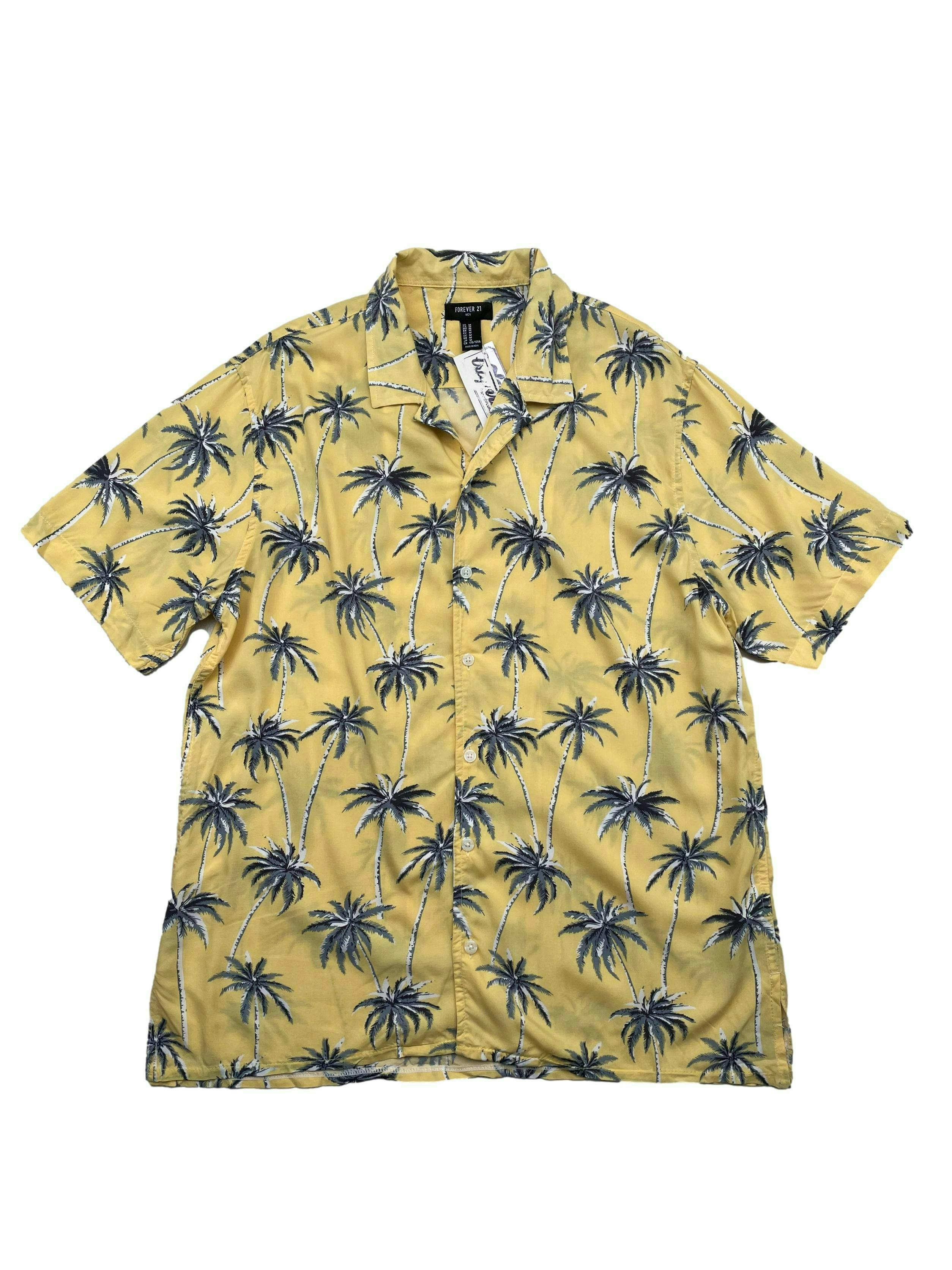 Blusa Forever 21 amarilla con estampado de palmeras, cuello camisero y botones frontales. Busto 108cm, Largo 65cm.