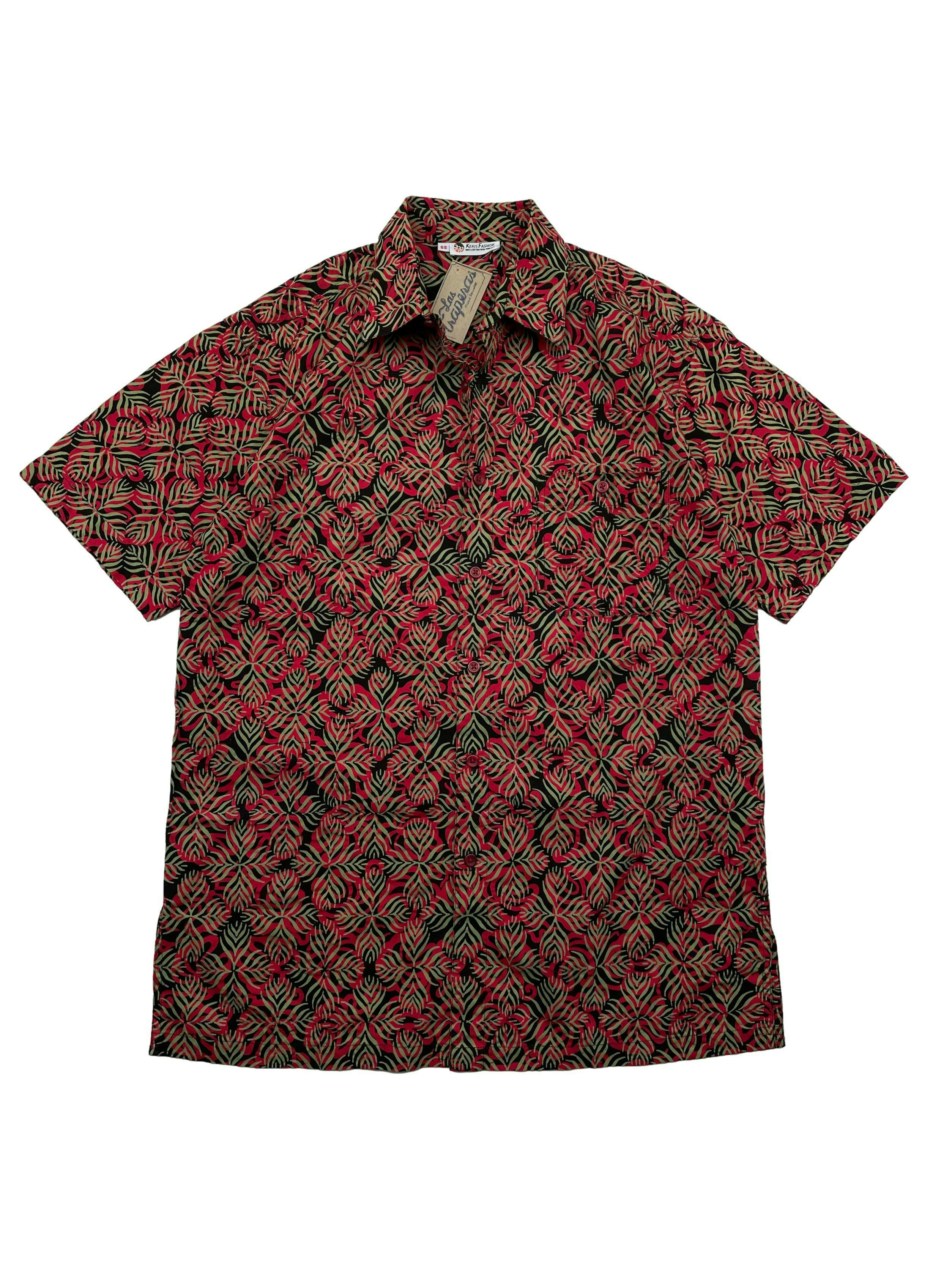 Blusa vintage estampada en tonos rojo y verde 100% algodón, cuello camisero, un bolsillo y aberturas laterales. Busto 110cm, Largo 70cm.