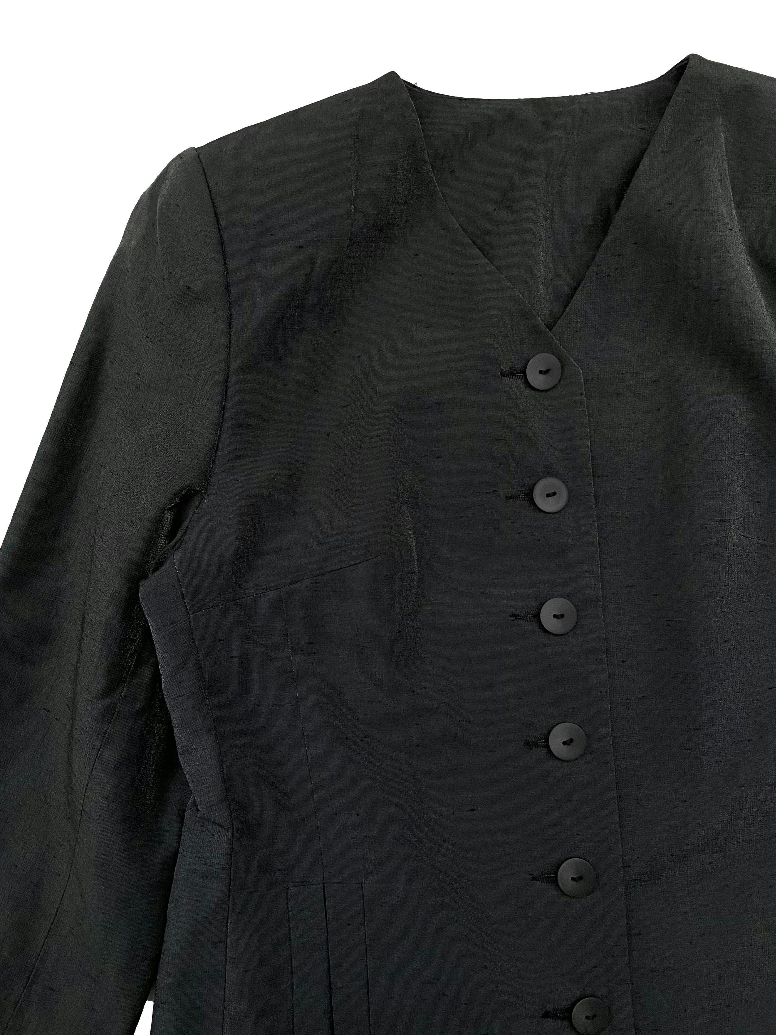 Saco Yessica negro saltinado, tela tipo lino, forrado, cuello en V con botones delanteros y bolsillos. Busto 100cm Largo 74cm