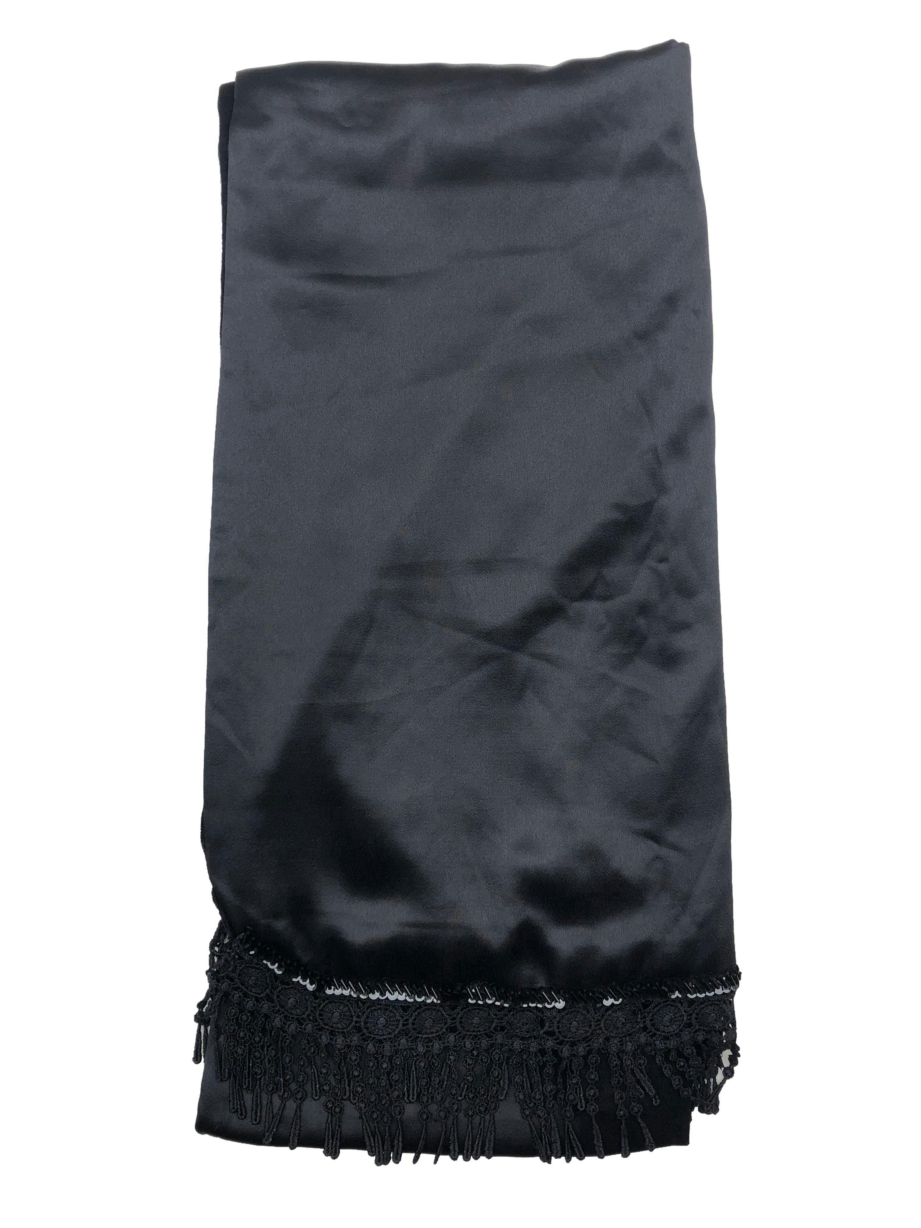 Chal negro reversible, una cara de terciopelo y la otra de satén, con mostacillas y encaje en bordes. Medidas 55x 115cm.