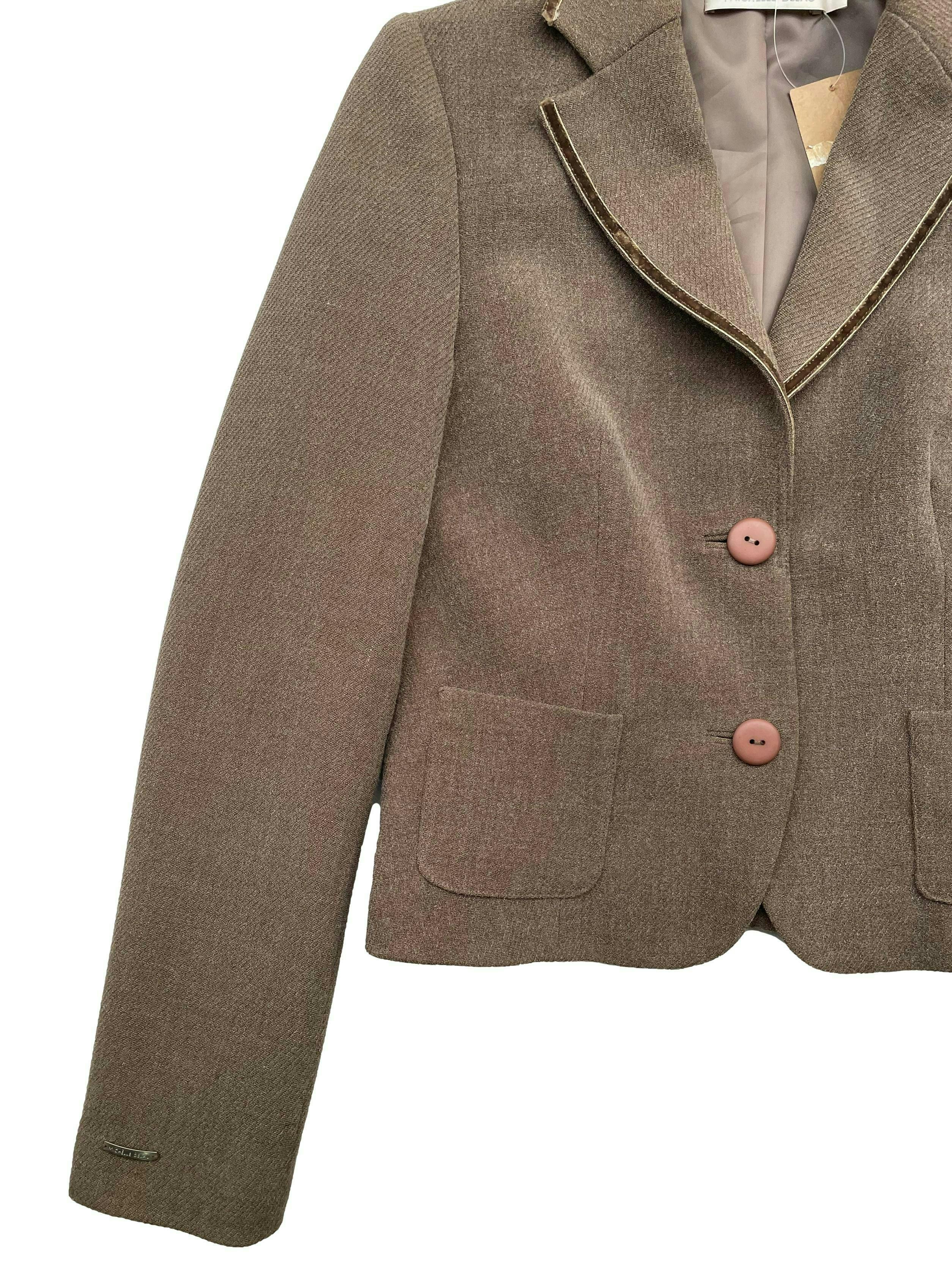 Blazer Michelle Belau marrón claro mezcla de lana, forrado, solapas con ribetes de terciopelo, con hombreras y bolsillos.Busto 84cm, Largo 47cm.